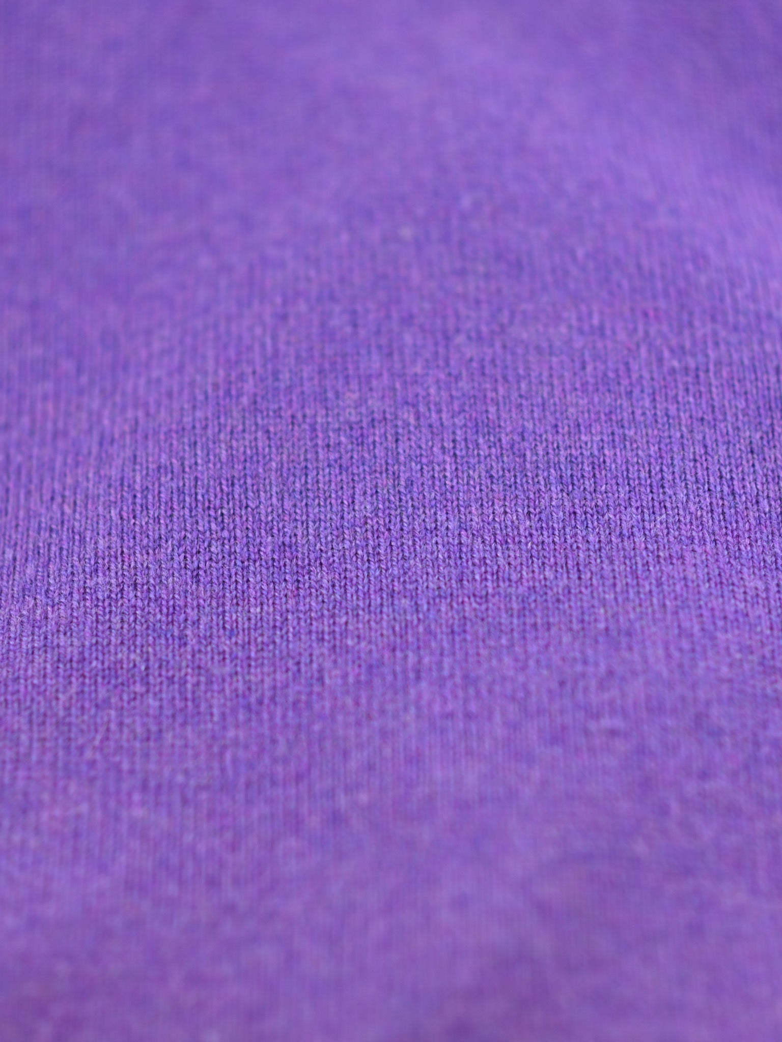 Cashmere sweater (3-ply) with C-neck in modern colours