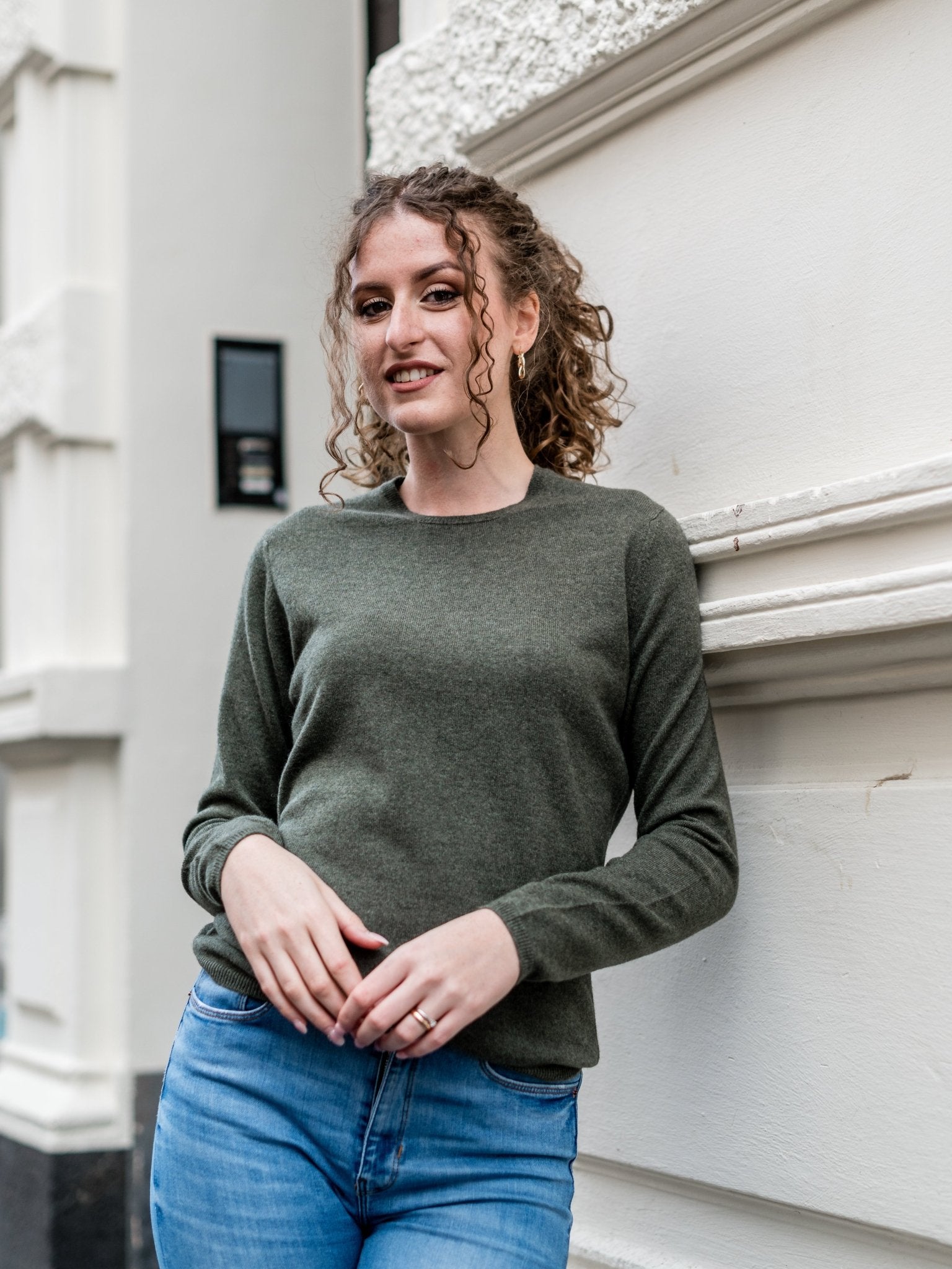 Cashmere sweaters with C-neck, our classics