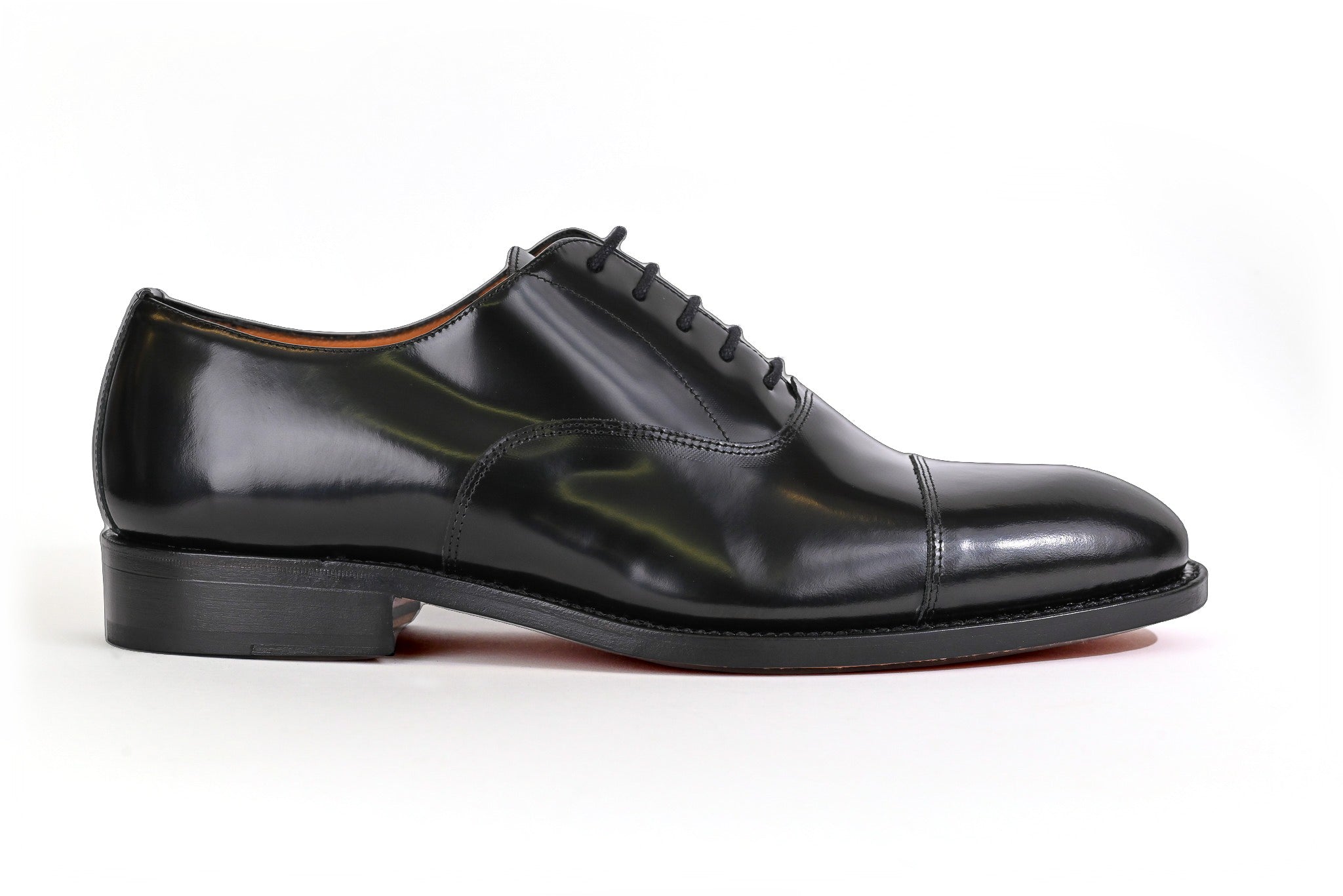 Plain Oxford Herrenschuh in Schwarz Hochglanz, Seitenansicht