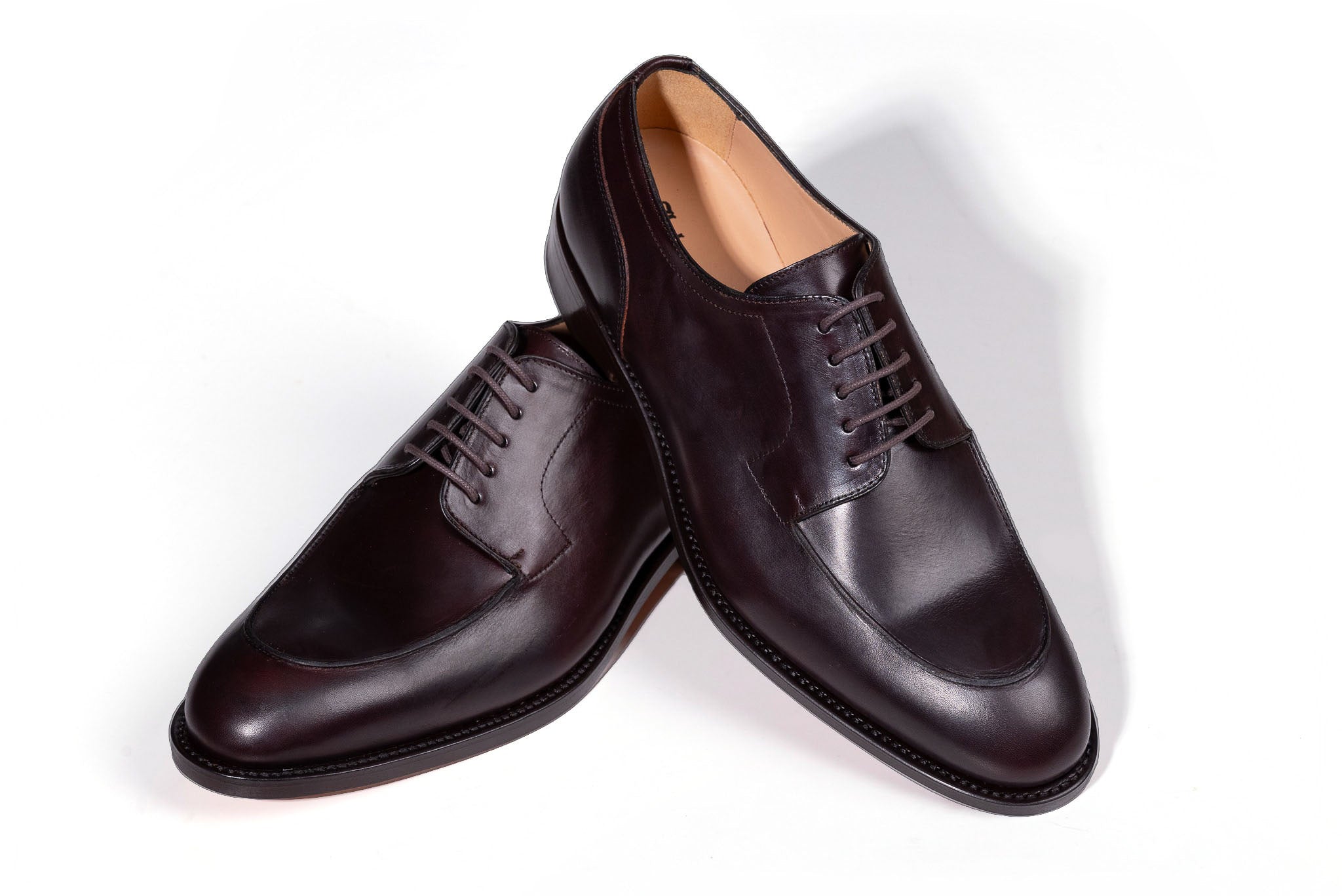 Derby Herrenschuh mit Norweger-Naht in Kastanienbraun, Paar von schräg oben