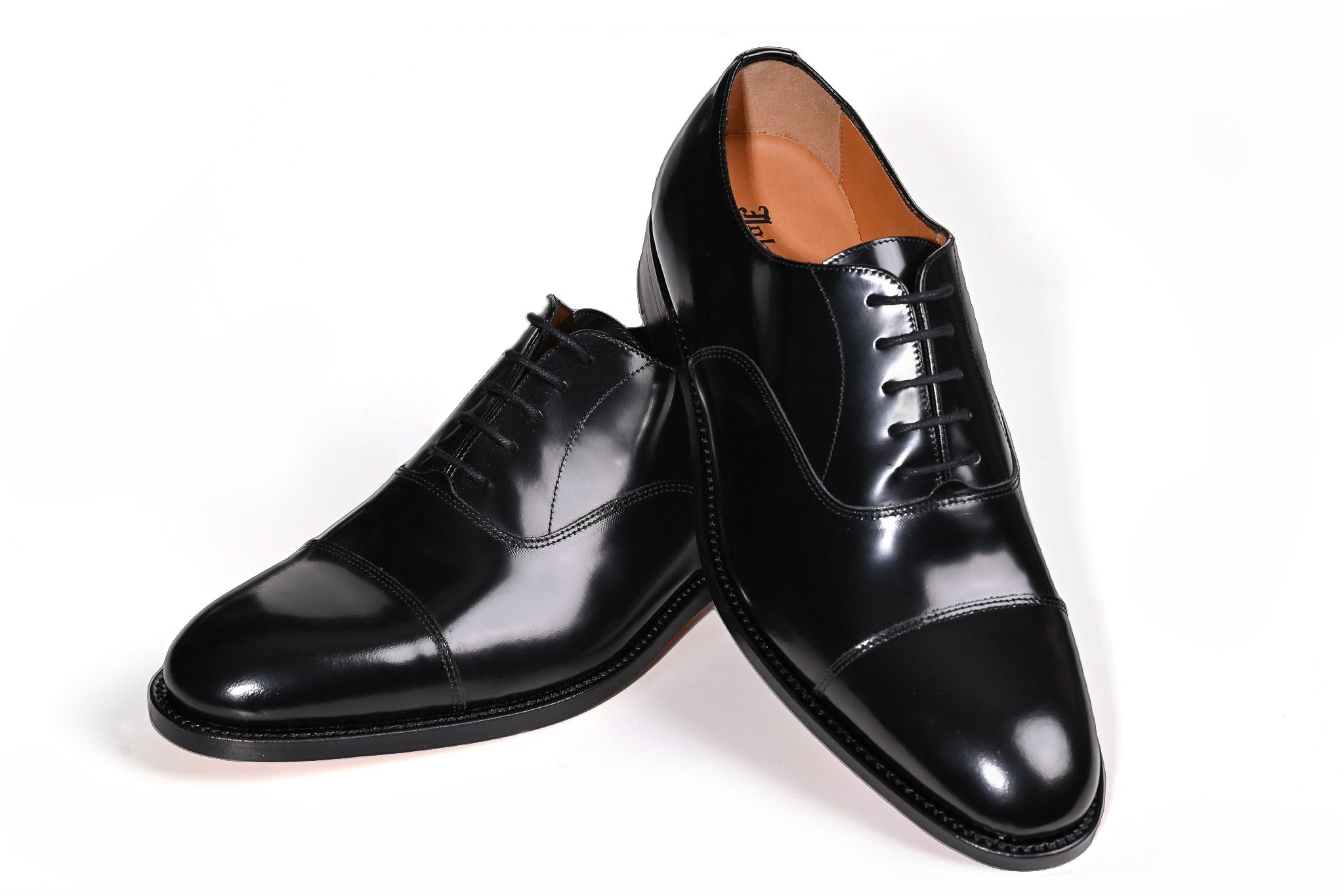 Plain Oxford Herrenschuh in Schwarz Hochglanz, Paar von schräg oben