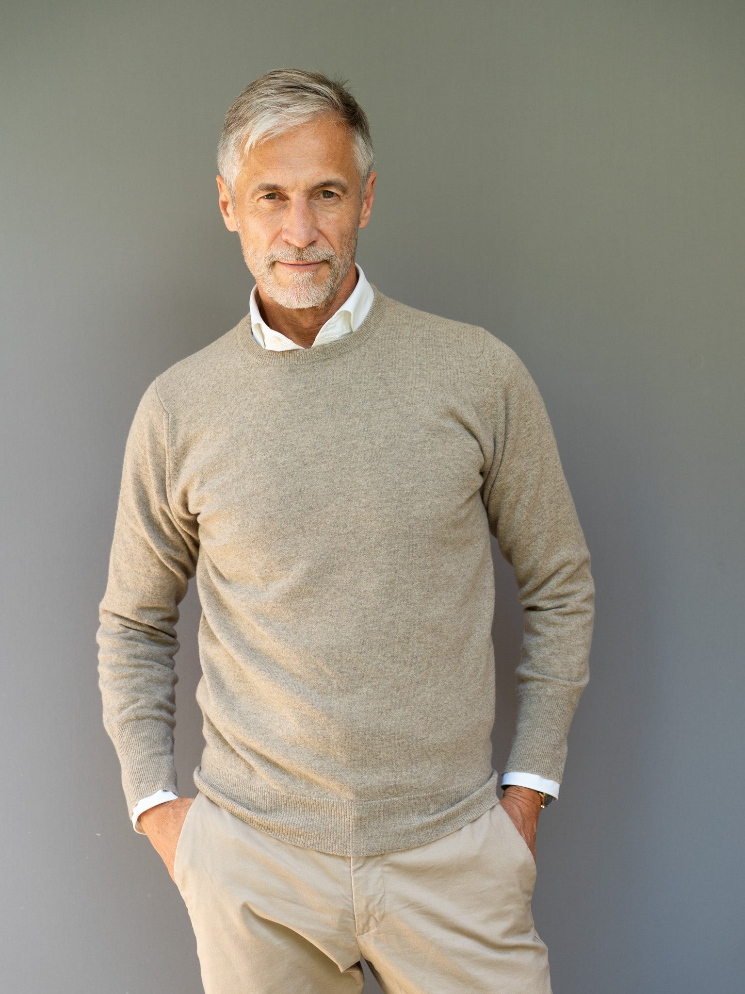 Cashmere sweater (2-ply) with C-neck in modern colours