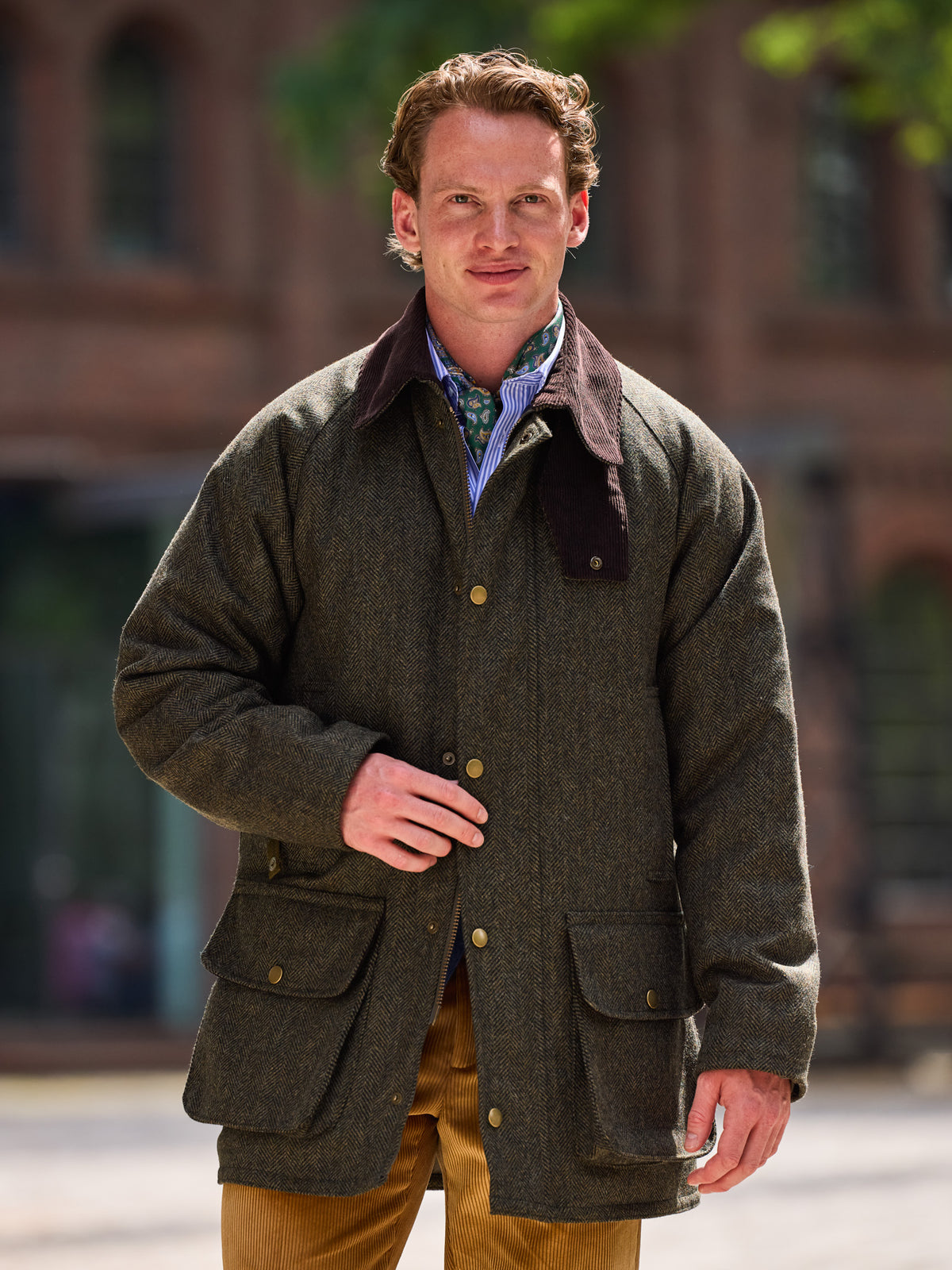 Oxford Jacke Fischgrät Moon Tweed Forest geschlossen getragen, Cordkragen und Halsriegel — John Crocket