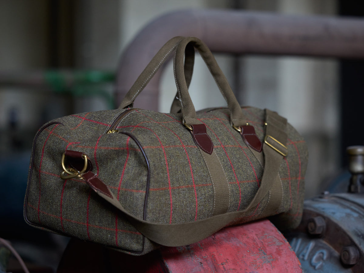 Weekender mit Fensterkaro aus Lovat Tweed – Olive