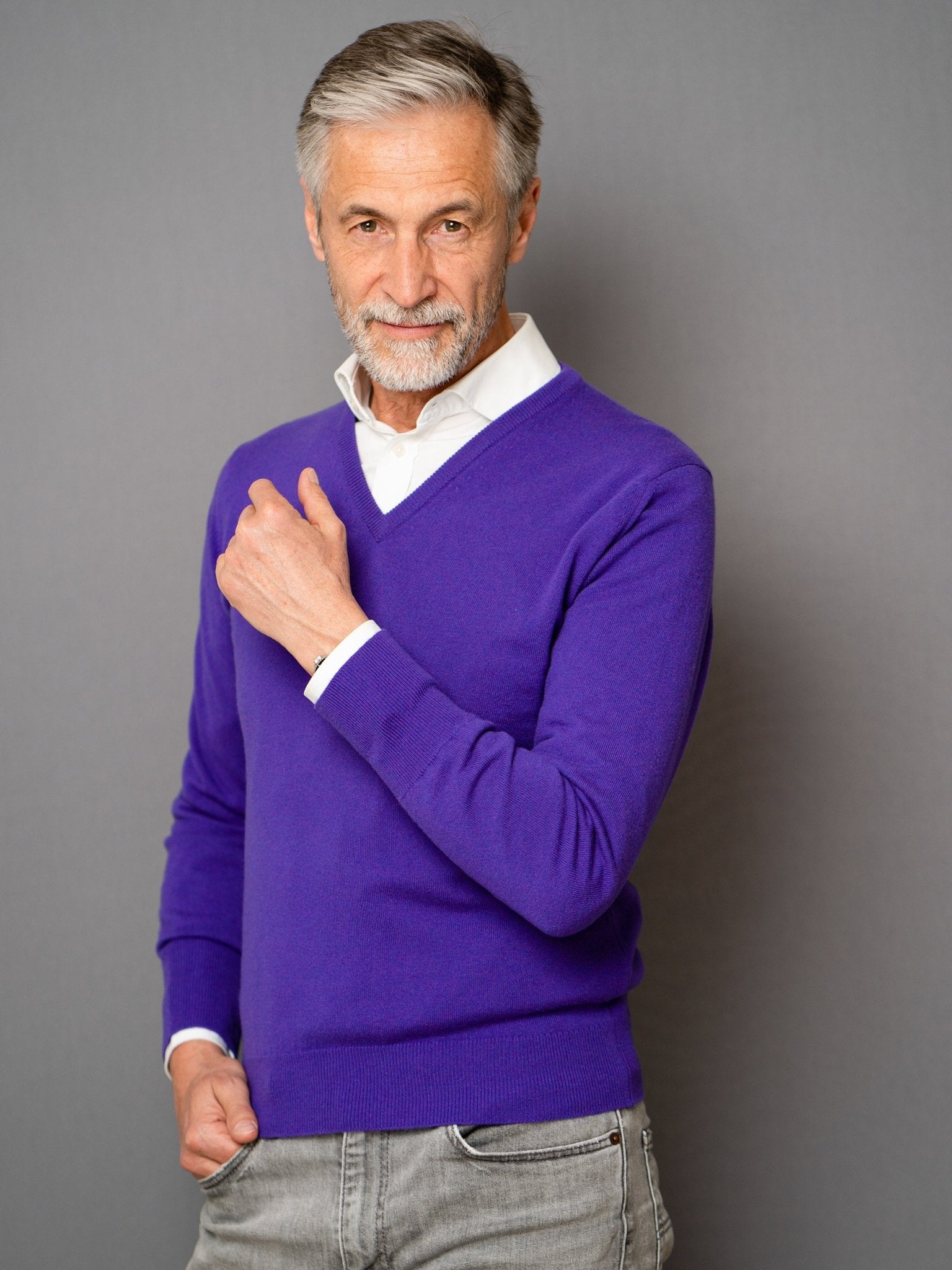 Cashmere Sweater (2-ply) with V-neck in modern colours