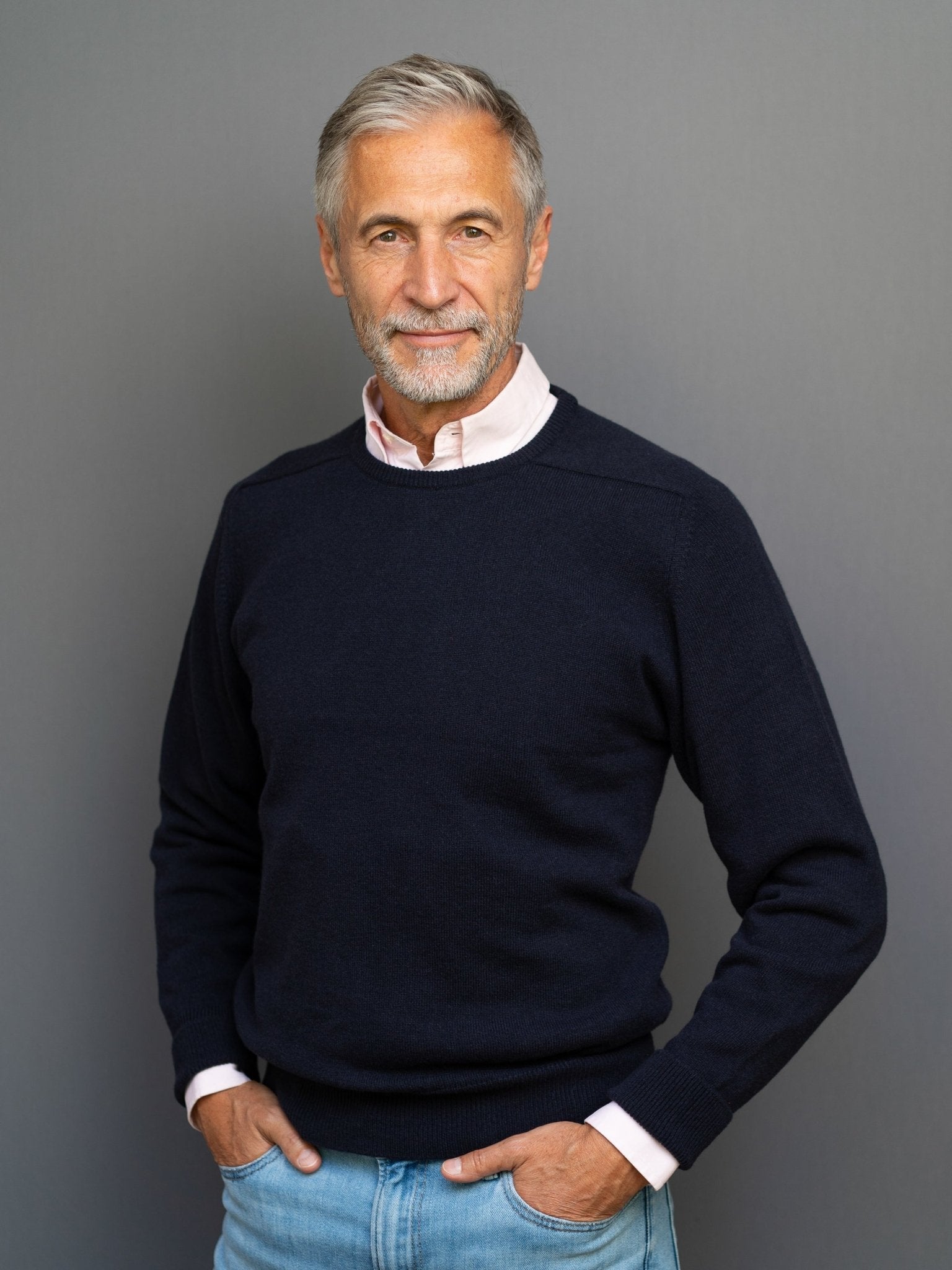 Cashmere sweater (3-ply) with C-neck in modern colours