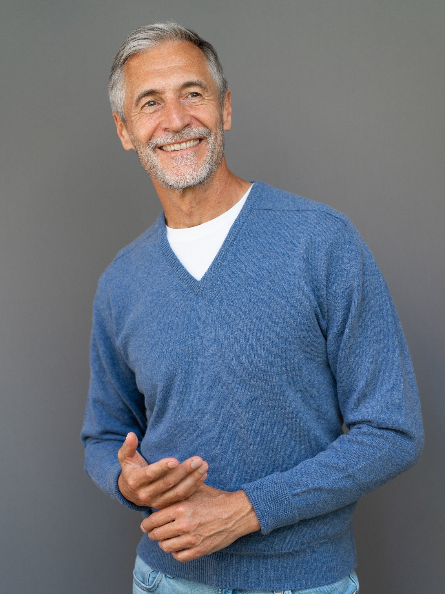 Cashmere sweater (3-ply) with V-neck in modern colours