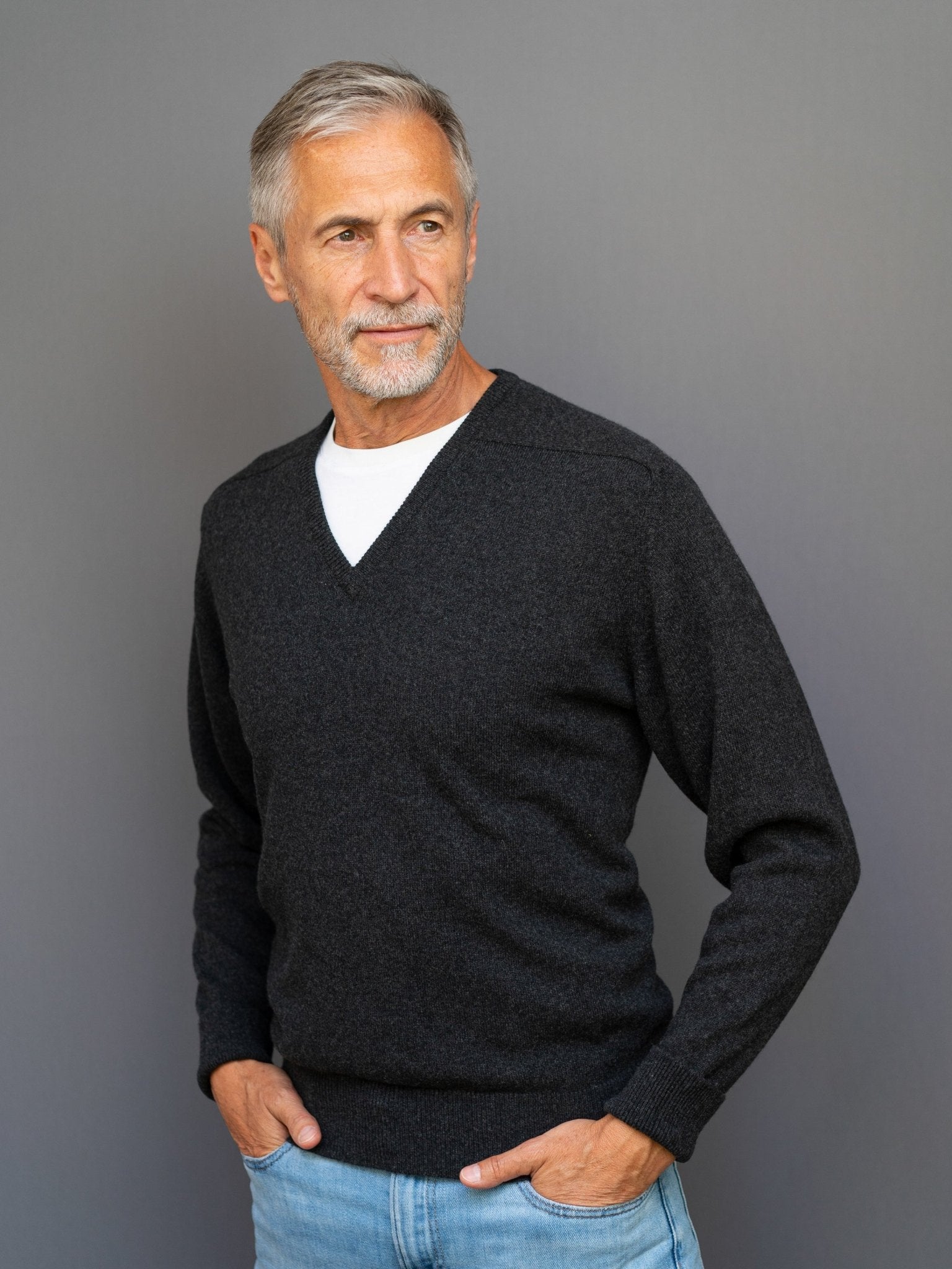 Cashmere sweater (3-ply) with V-neck in modern colours