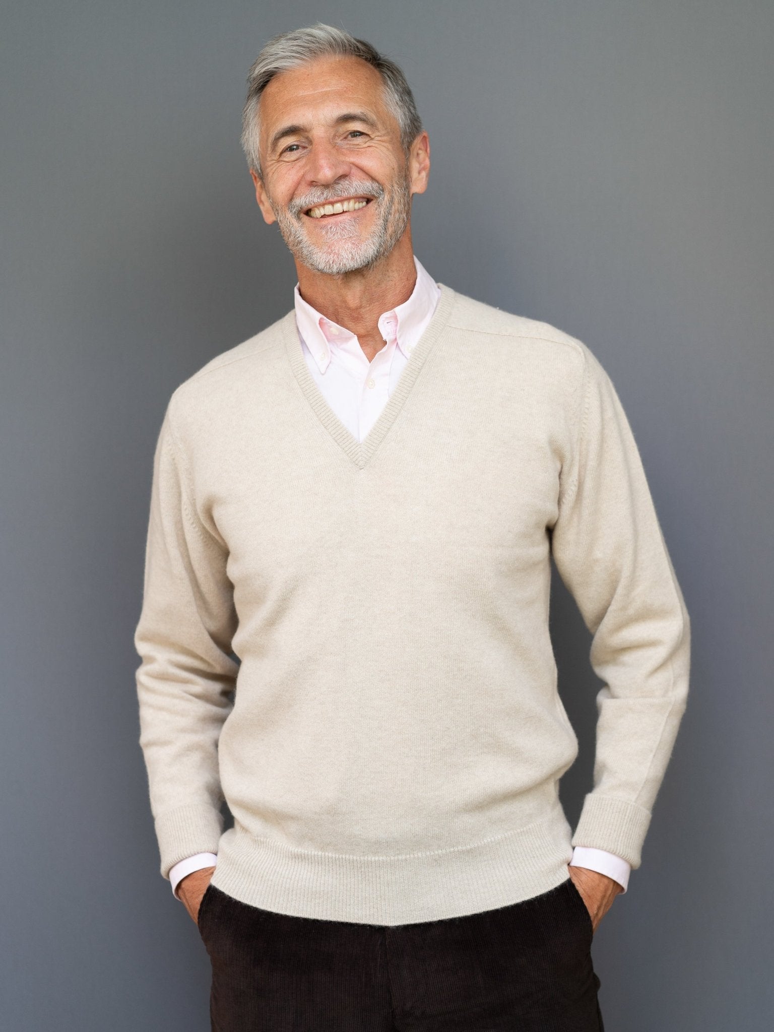 Cashmere sweater (3-ply) with V-neck in modern colours