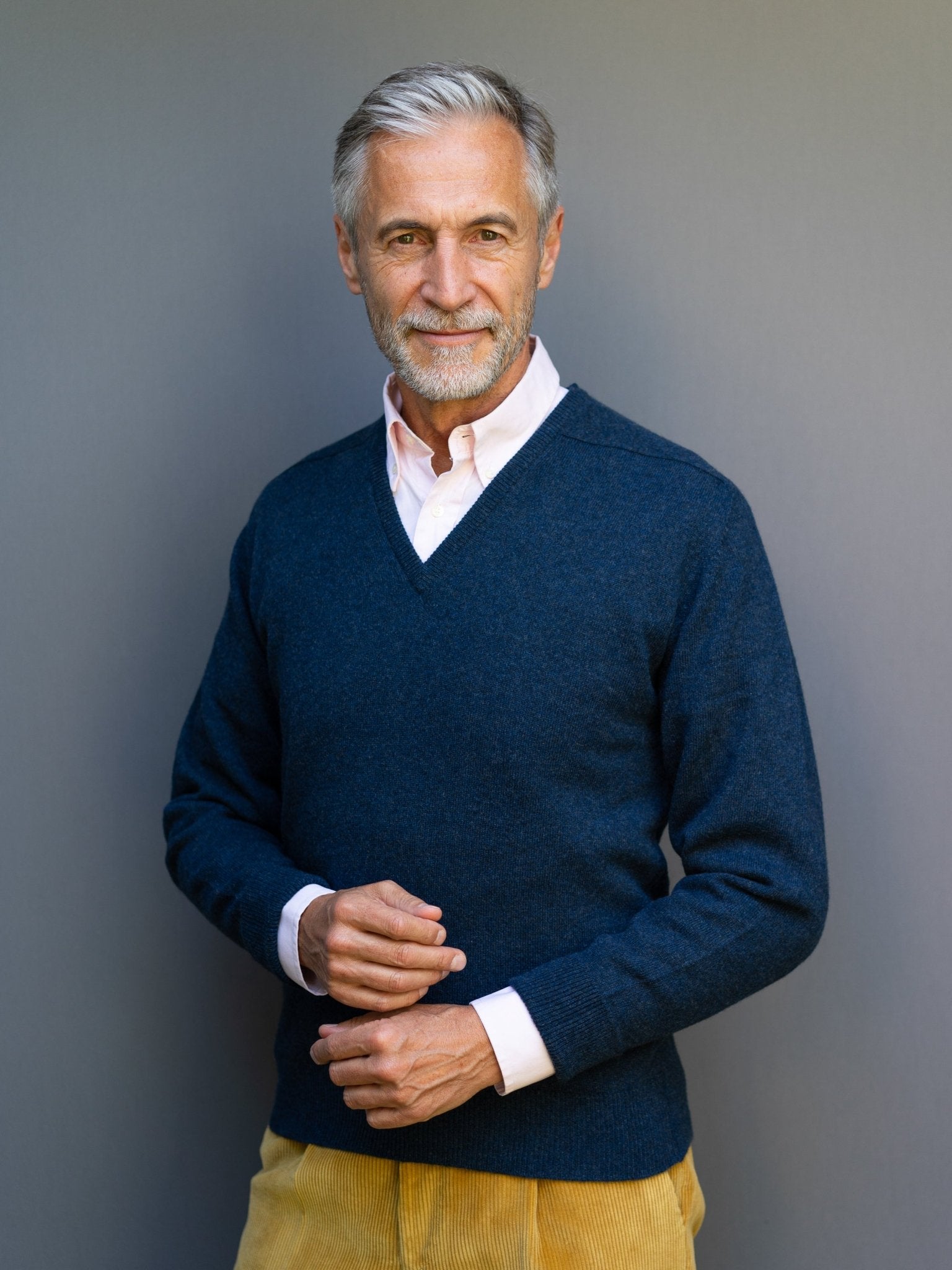 Cashmere sweater (3-ply) with V-neck in modern colours