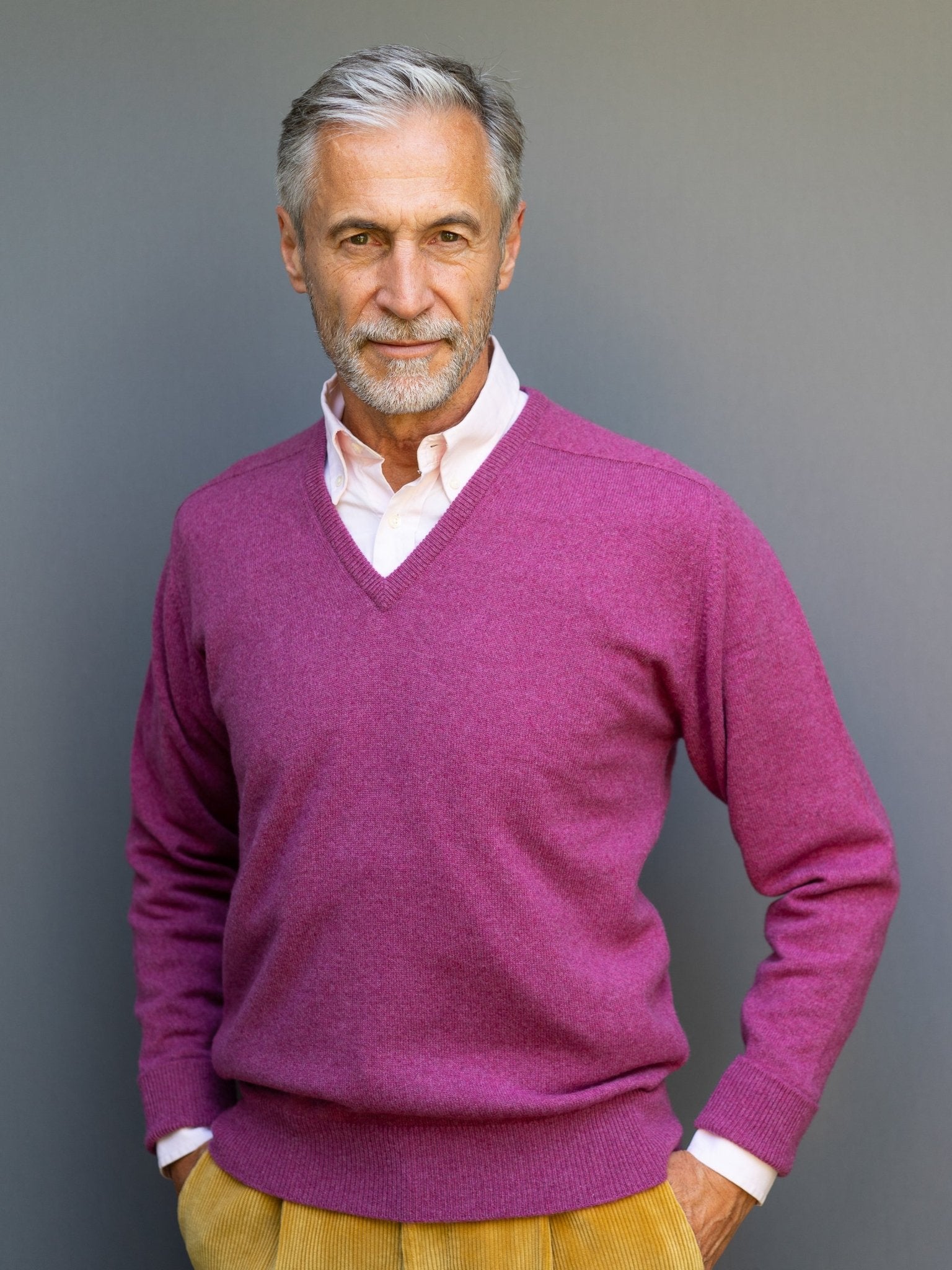 Cashmere sweater (3-ply) with V-neck in modern colours