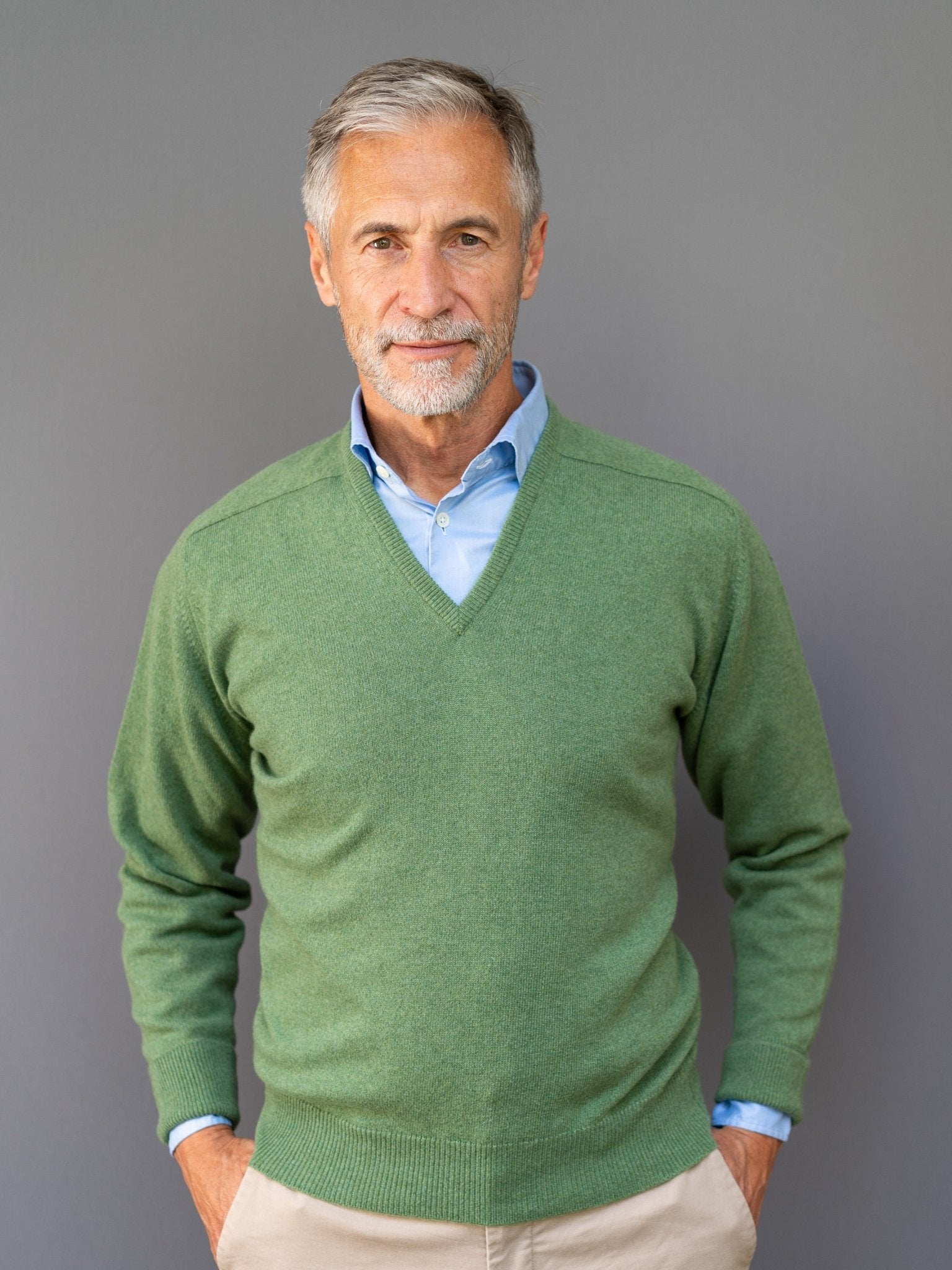 Cashmere sweater (3-ply) with V-neck in modern colours