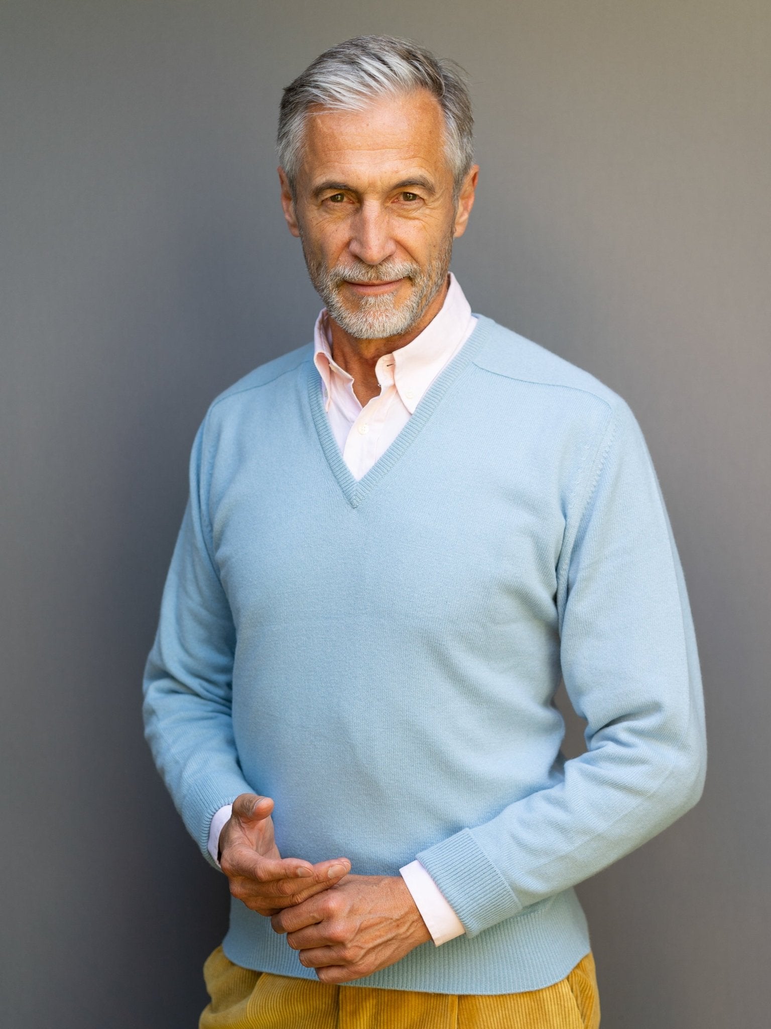 Cashmere sweater (3-ply) with V-neck in modern colours