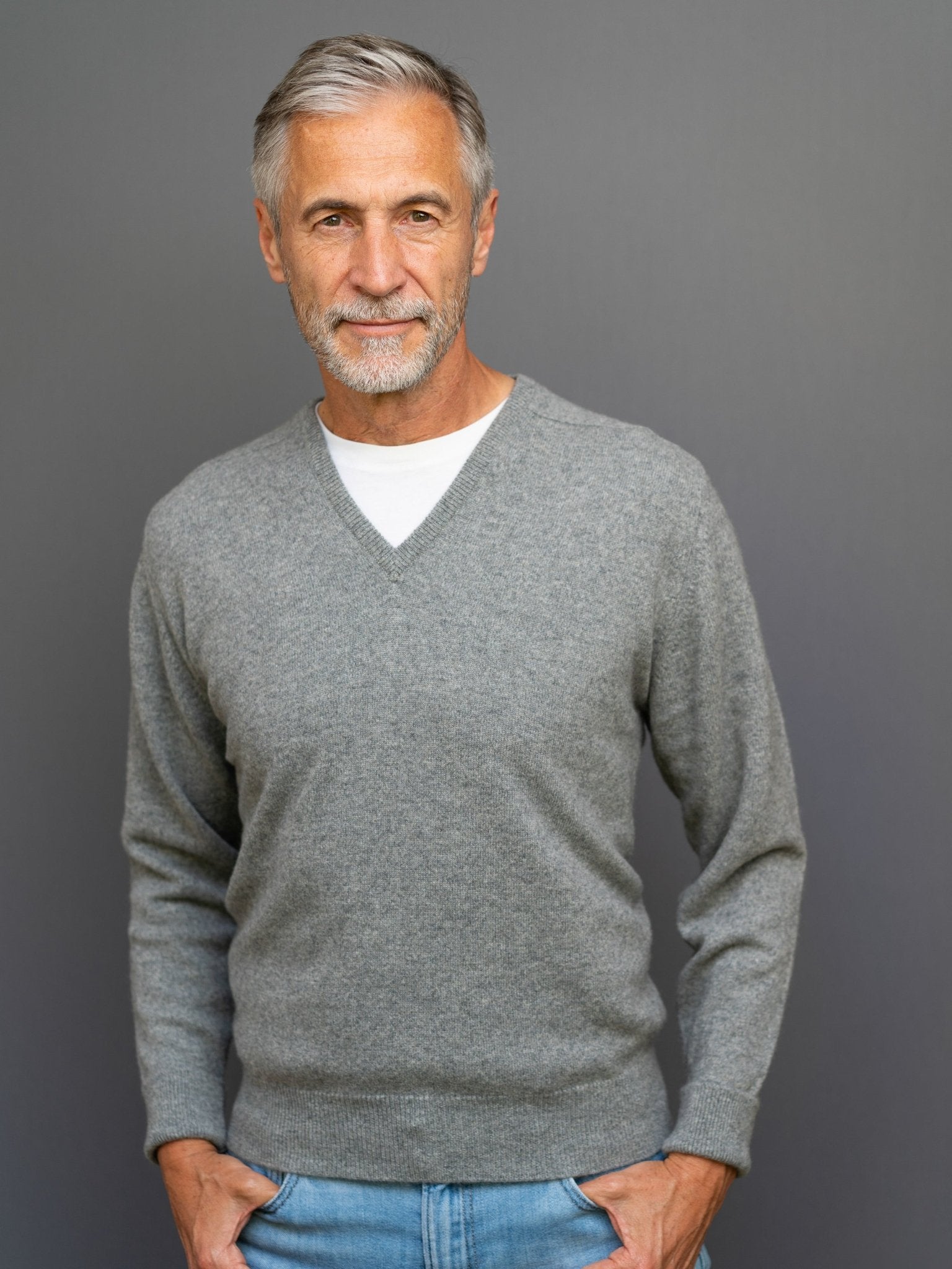 Cashmere sweater (3-ply) with V-neck in modern colours
