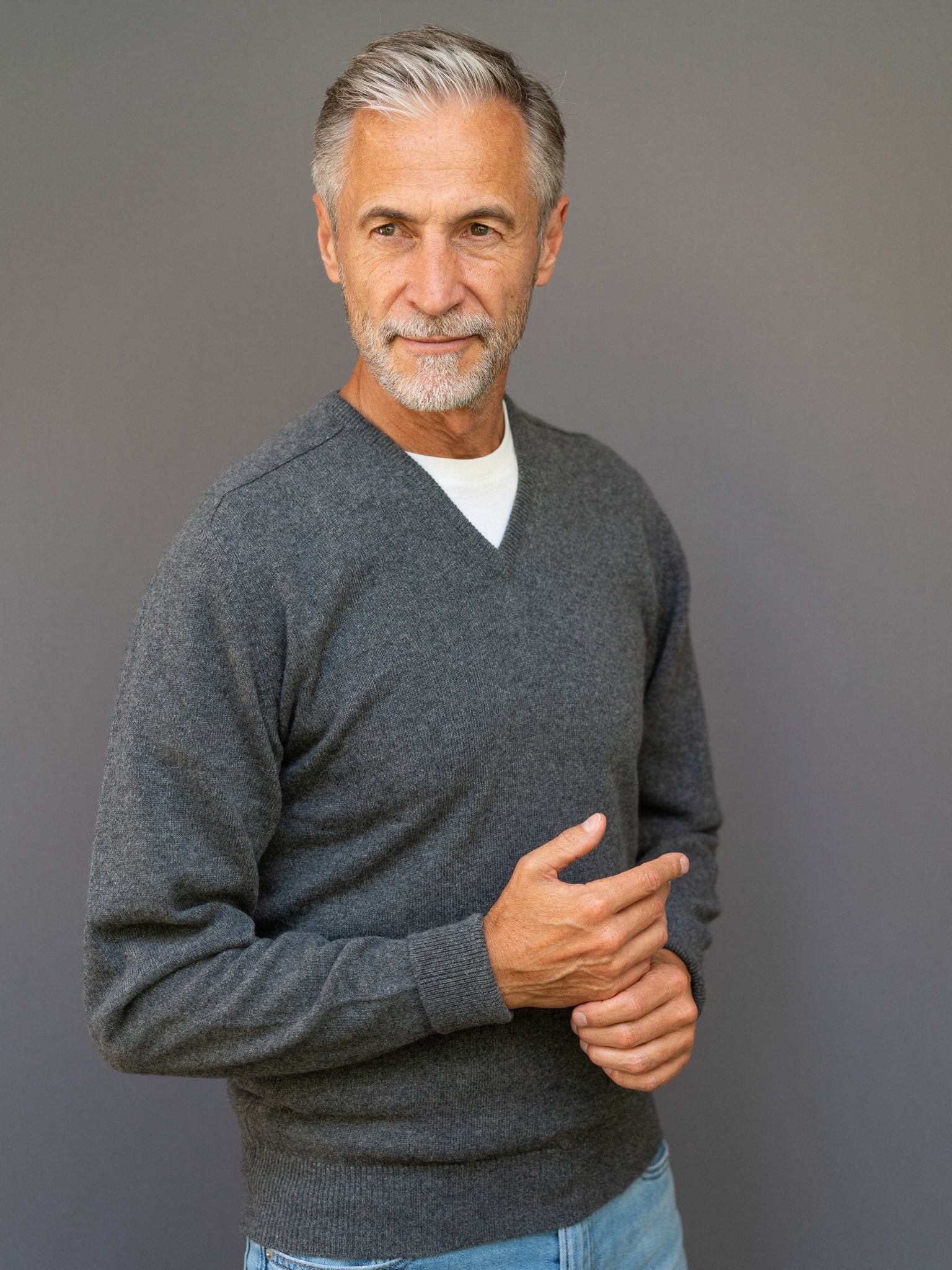 Cashmere sweater (3-ply) with V-neck in modern colours