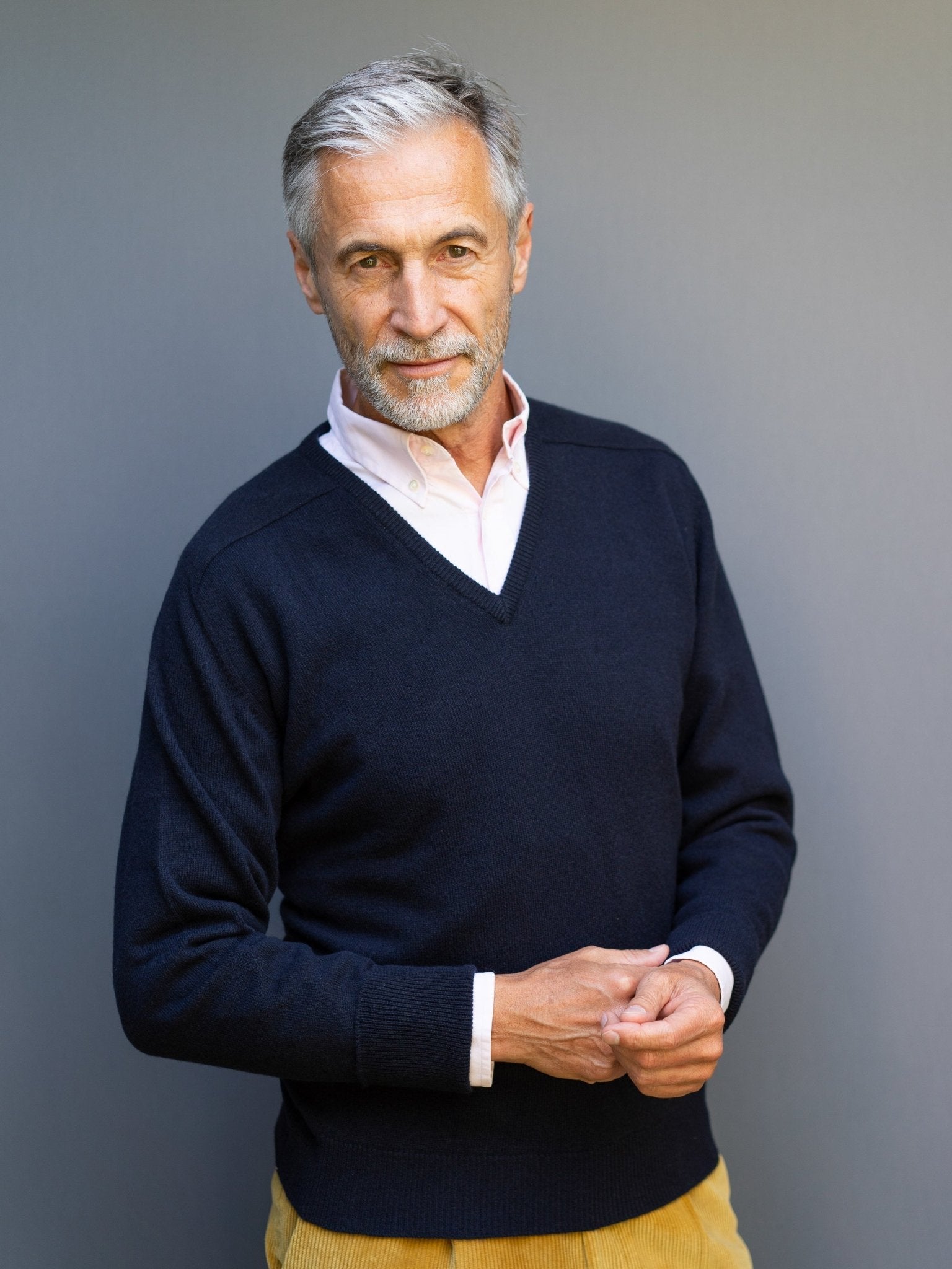 Cashmere sweater (3-ply) with V-neck in modern colours