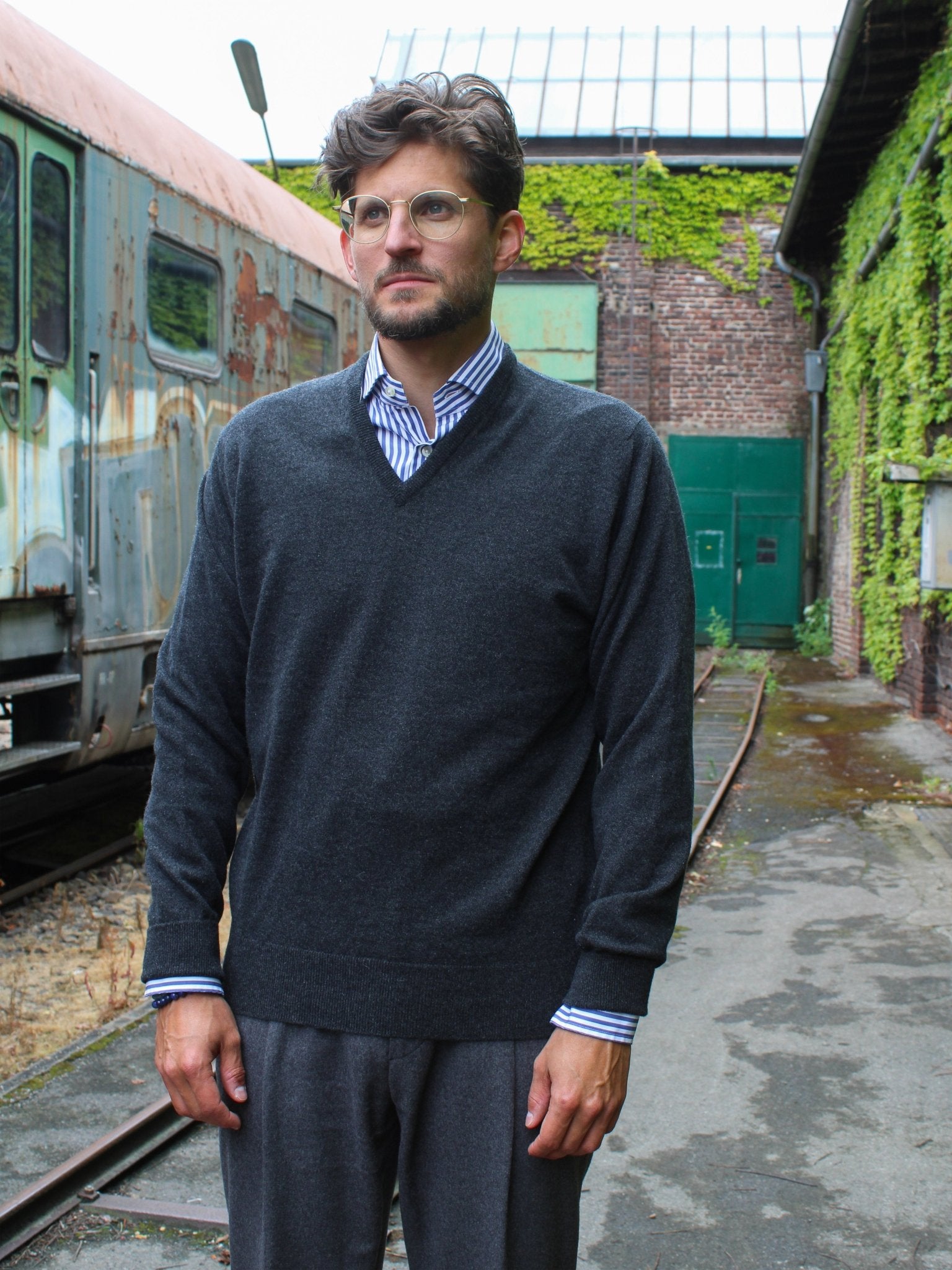 Cashmere Sweater (2-ply) with V-neck in modern colours