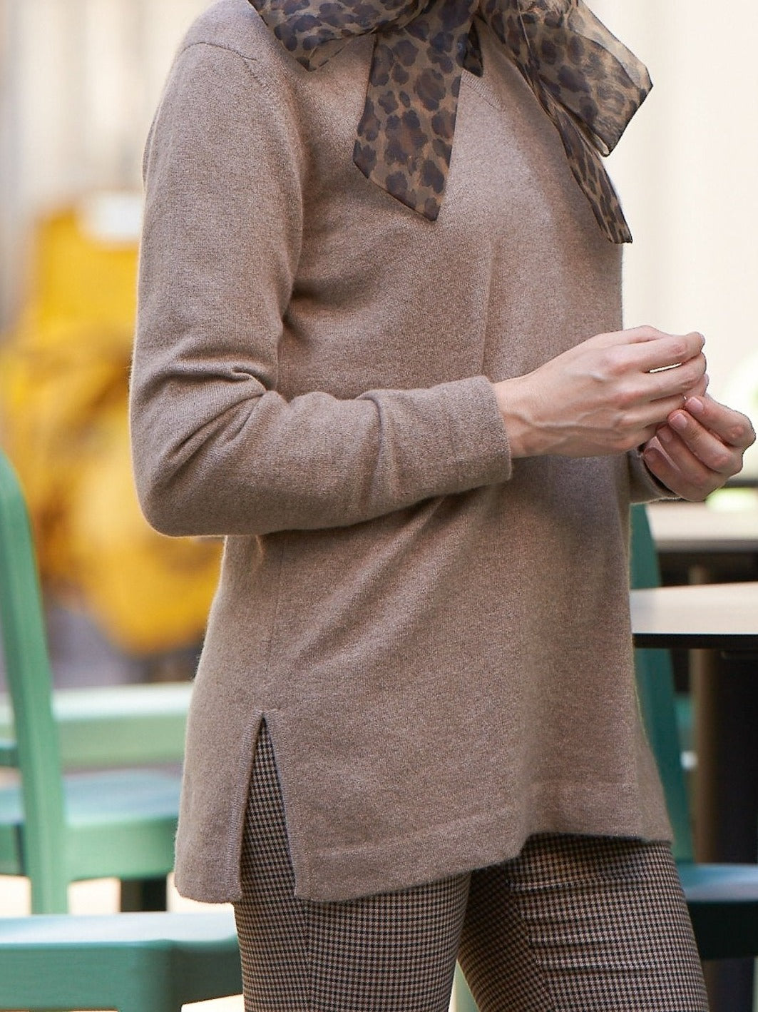 Cashmere Pullover mit V-Ausschnitt braun — John Crocket