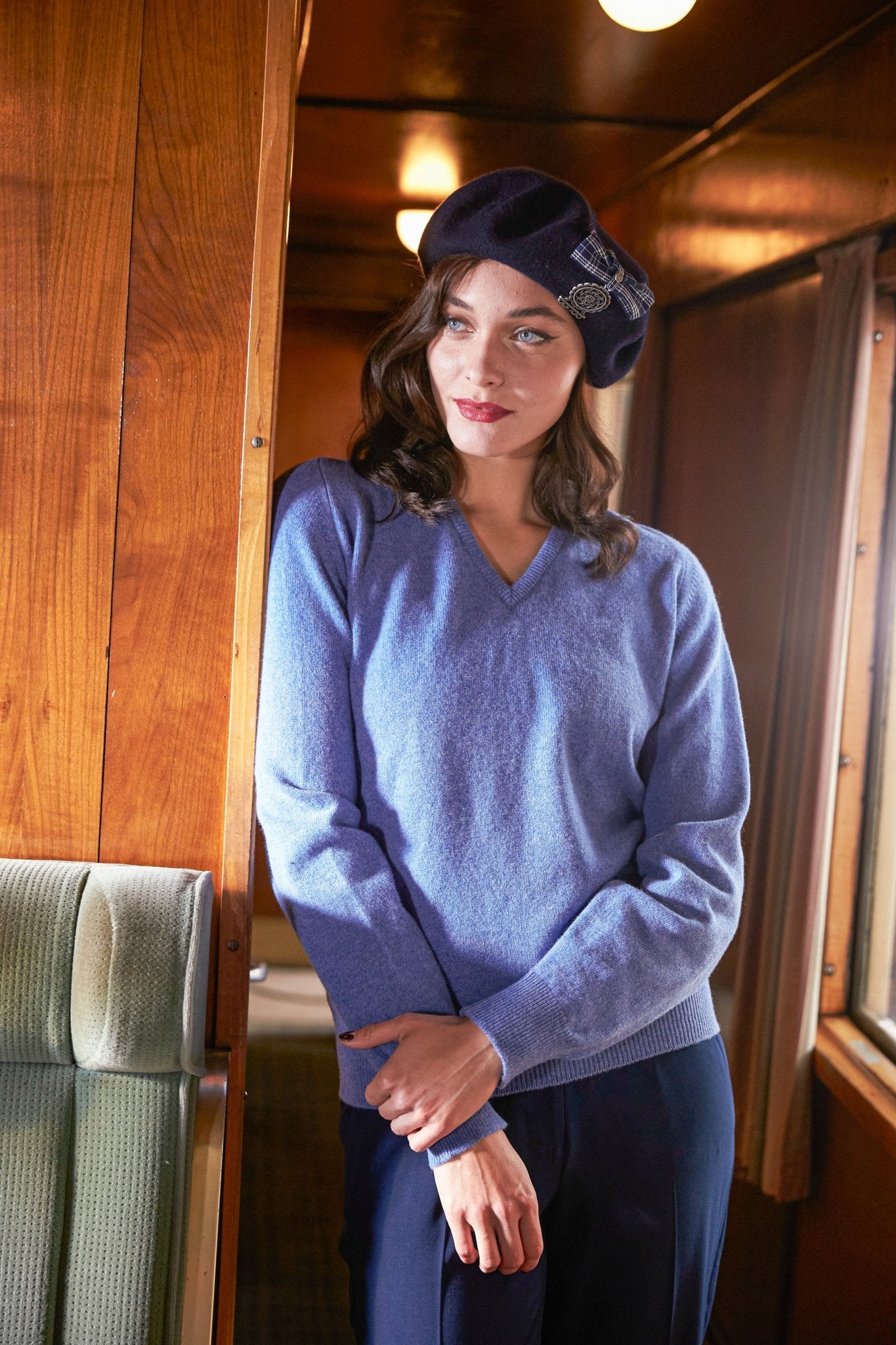Lambswool sweater with V-neck in classic colors (size 40-42)