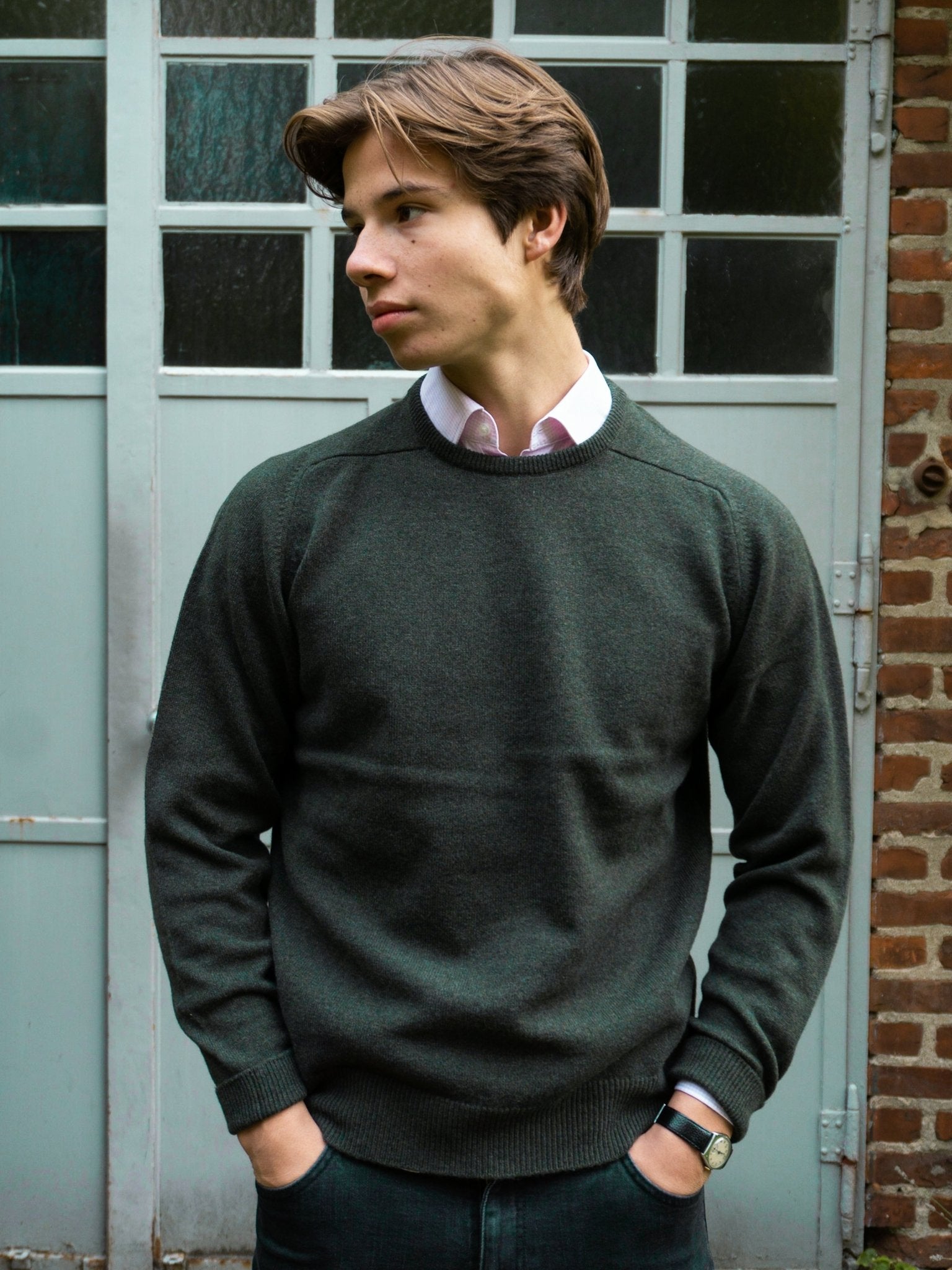 Lambswool sweater with a round neckline in modern colors (size 40-42)