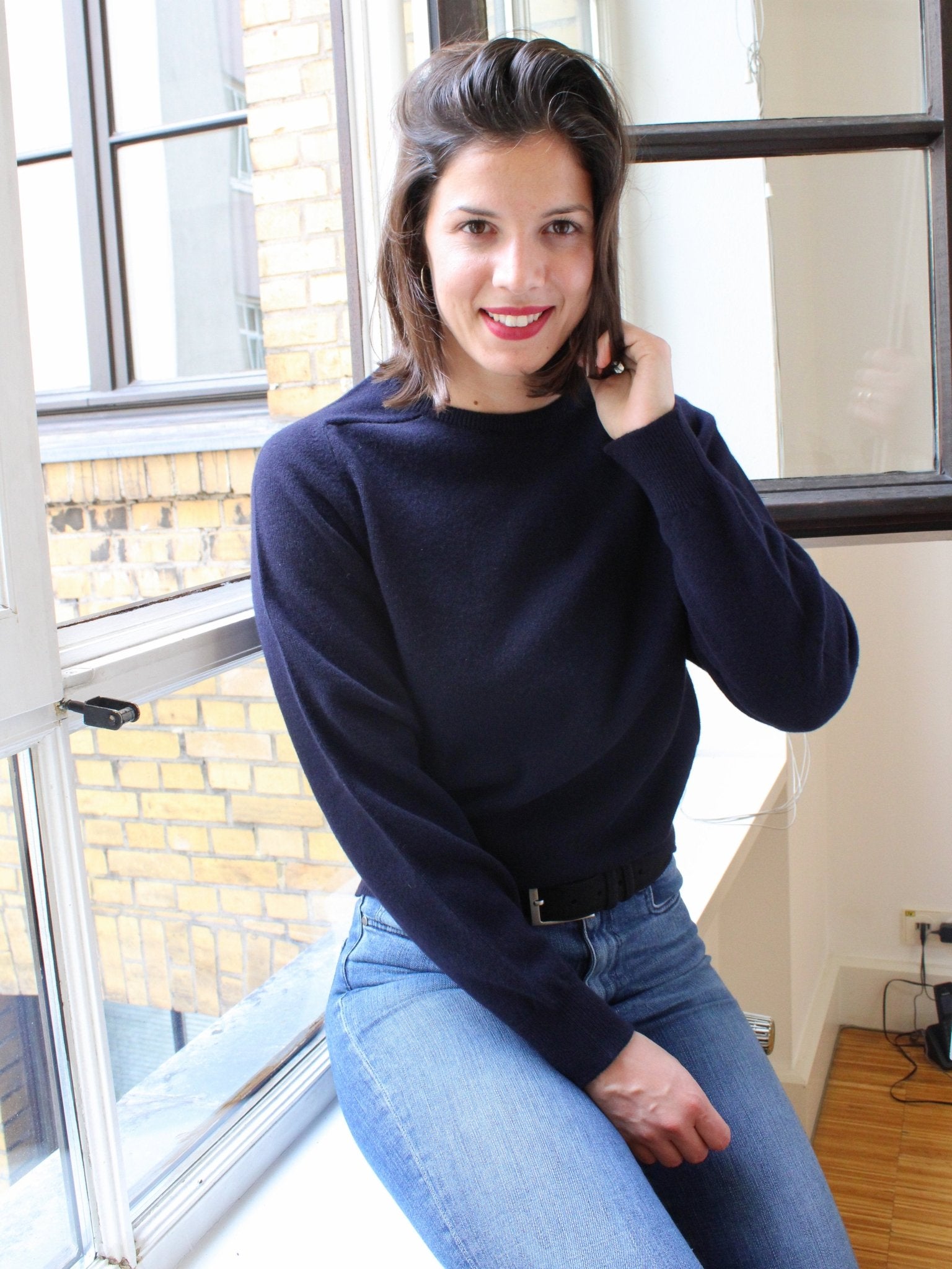 Lambswool sweater with a round neckline in classic colors (size 40-42)