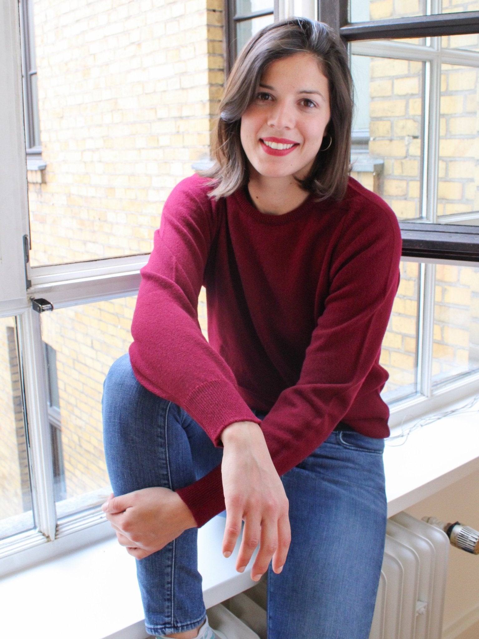 Lambswool sweater with a round neckline in classic colors (size 40-42)