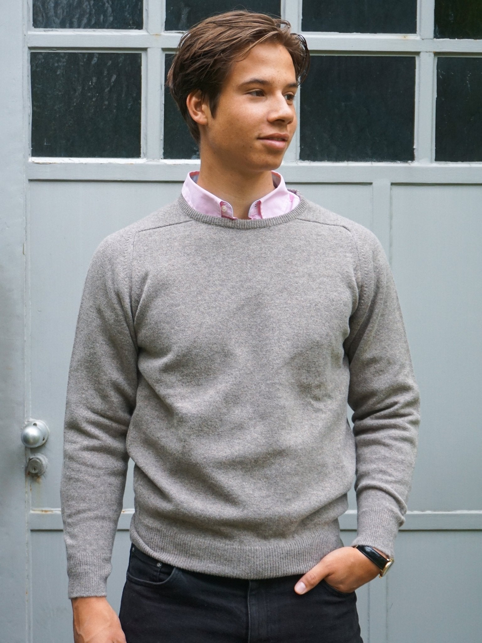 Lambswool sweater with a round neckline in modern colors (size 40-42)