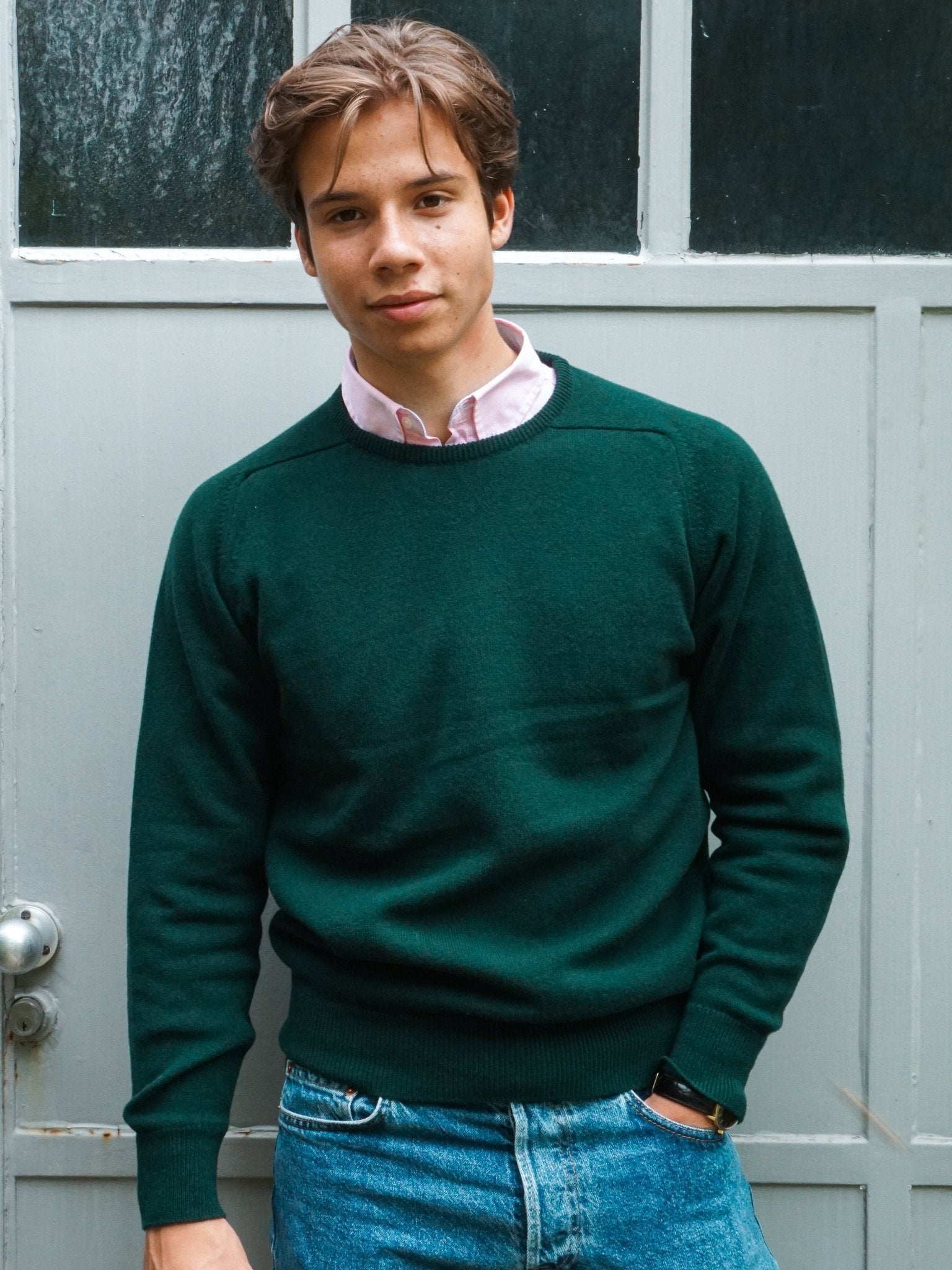 Lambswool sweater with a round neckline in classic colors (size 40-42)