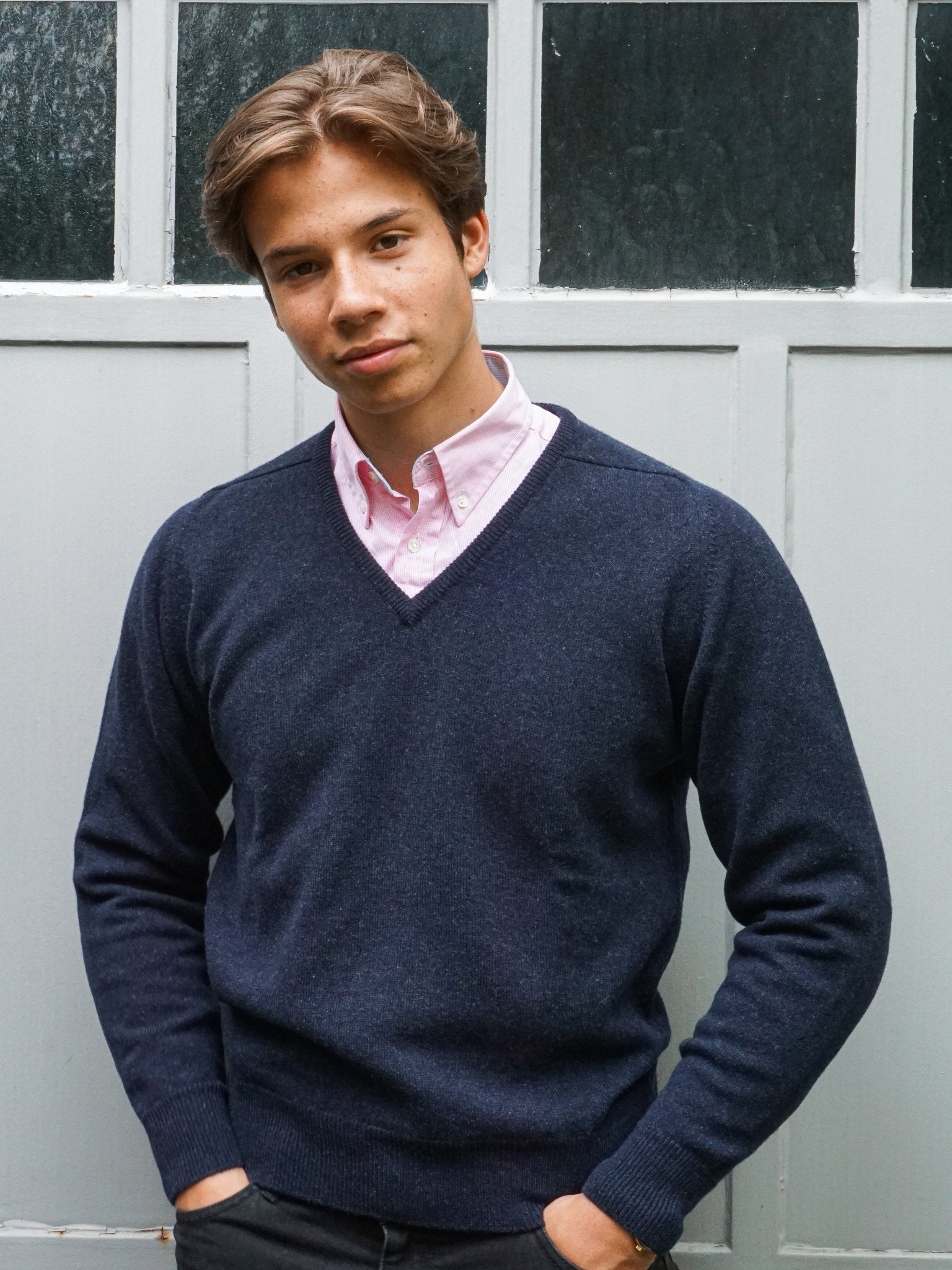 Lambswool sweater with V-neck in modern colors (size 40-42)