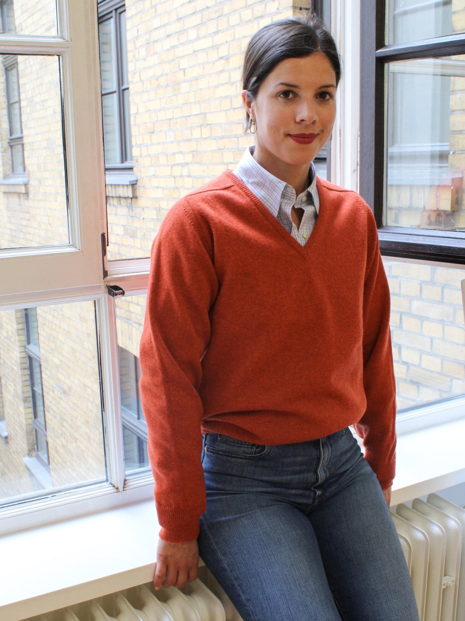 Lambswool sweater with V-neck in modern colors (size 40-42)