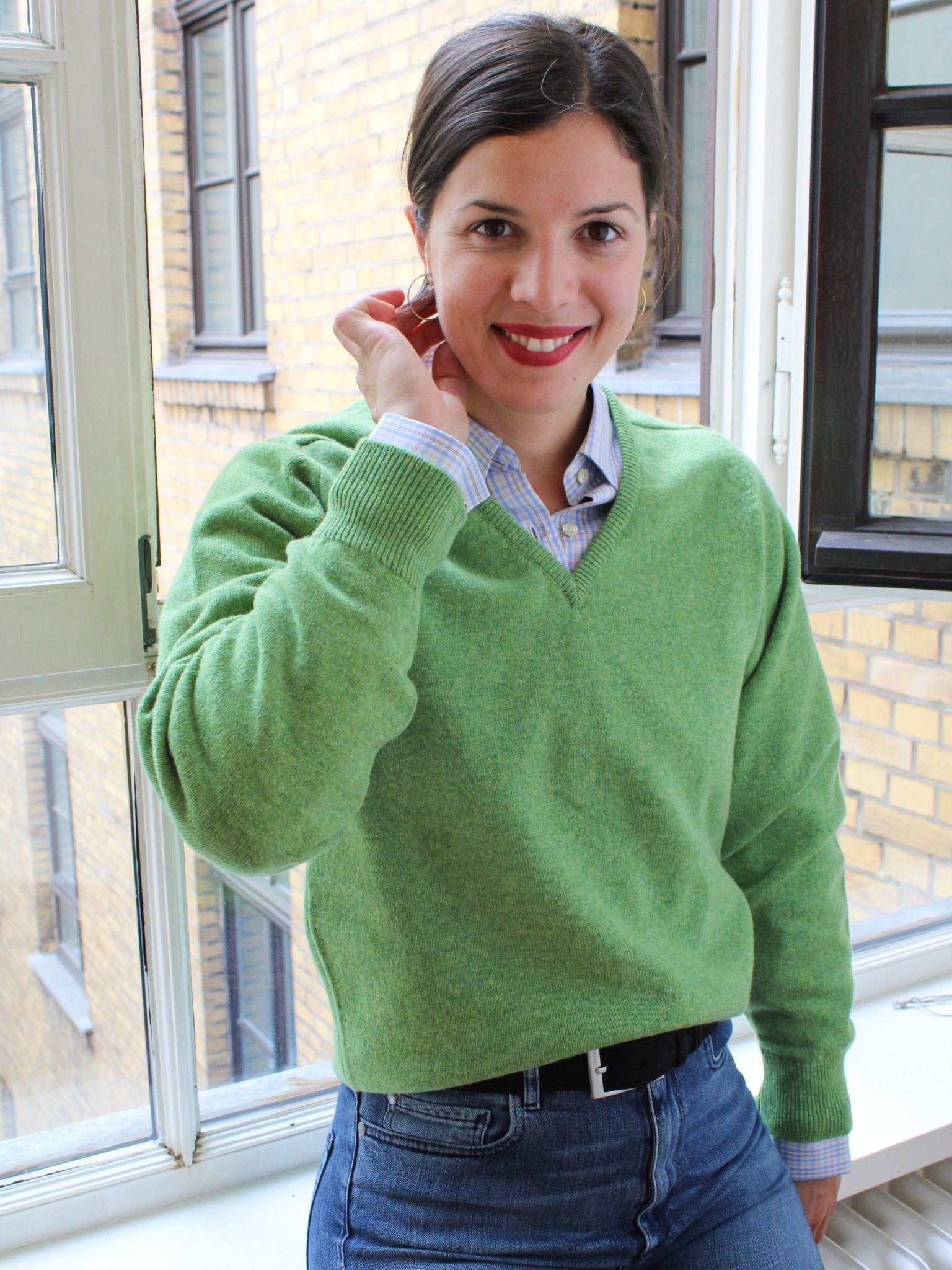 Lambswool sweater with V-neck in modern colors (size 40-42)