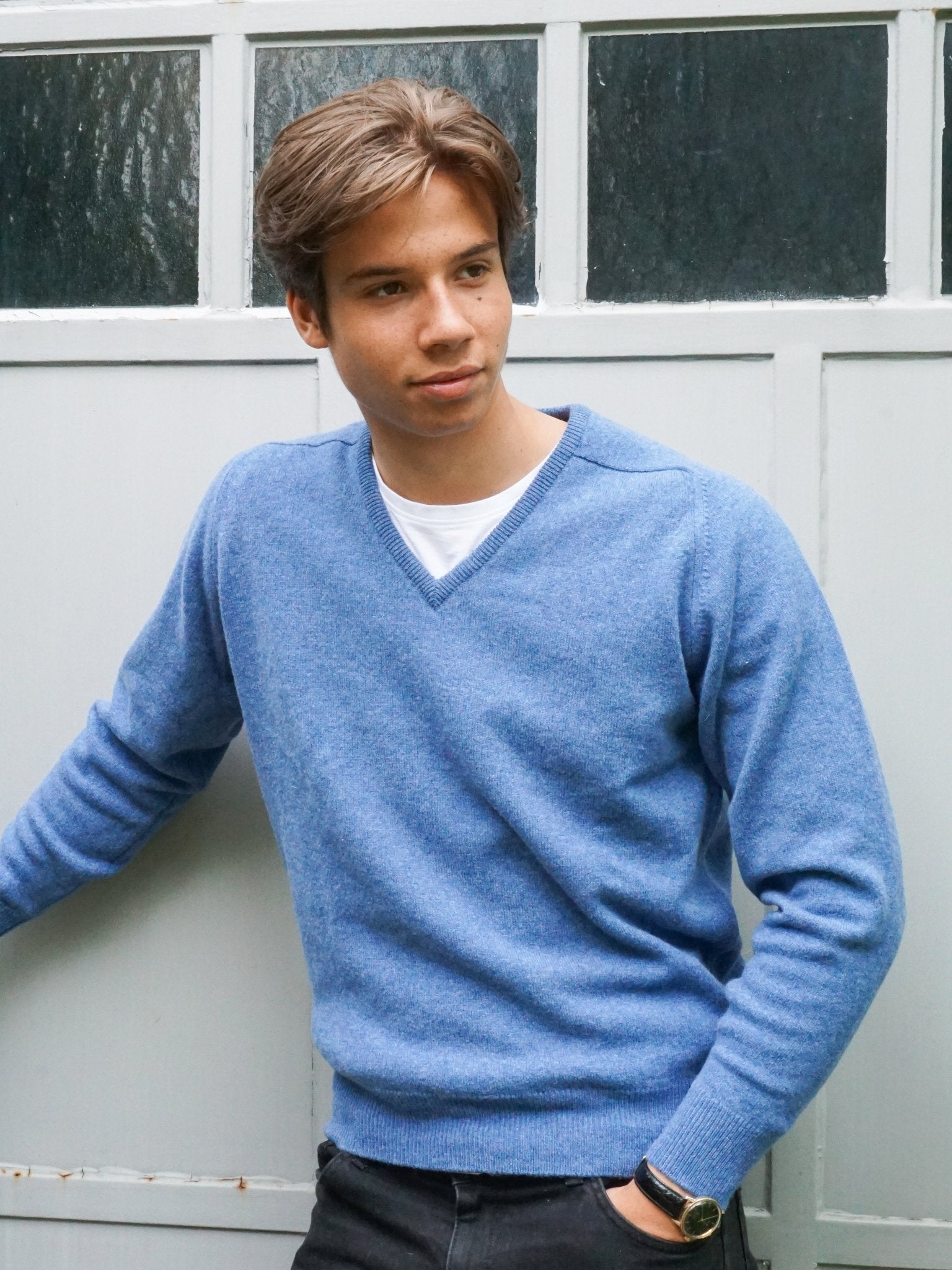 Lambswool sweater with V-neck in classic colors (size 40-42)