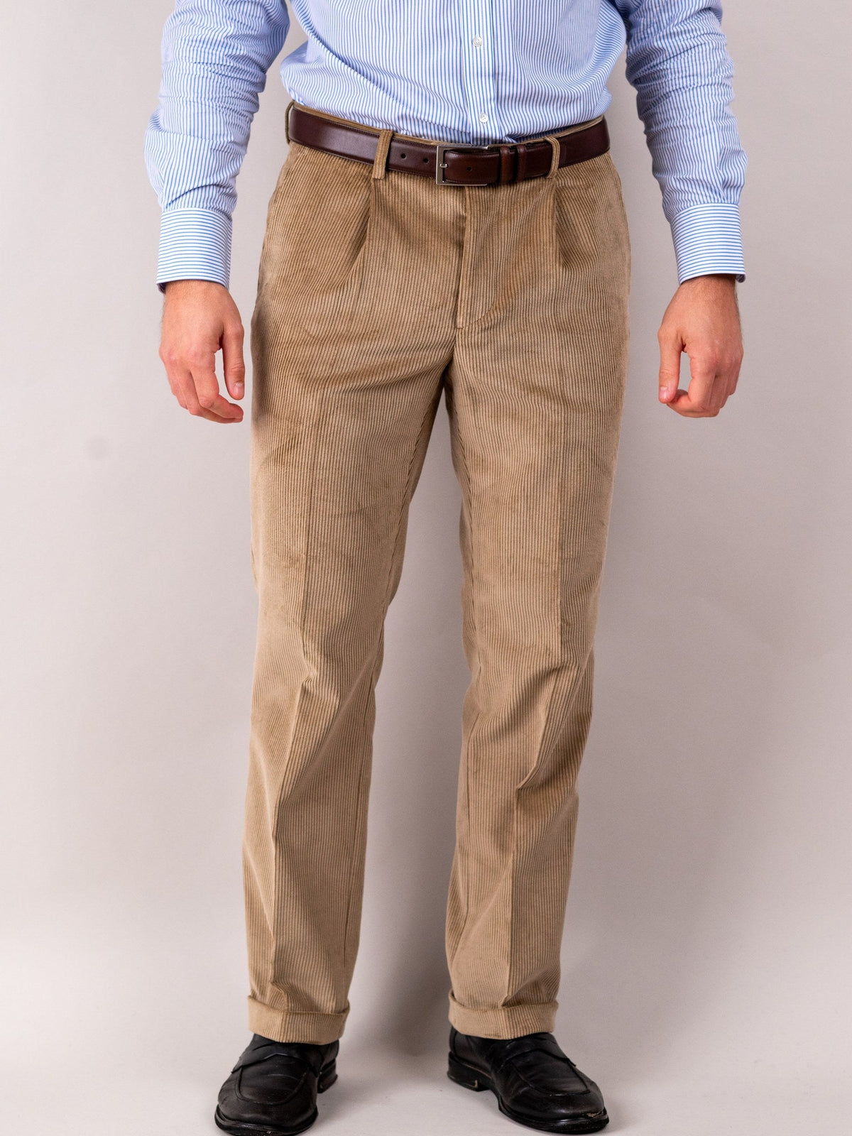 Ribbroek Brisbane Moss Light Drab van katoen in grijsbeige, vooraanzicht — John Crocket