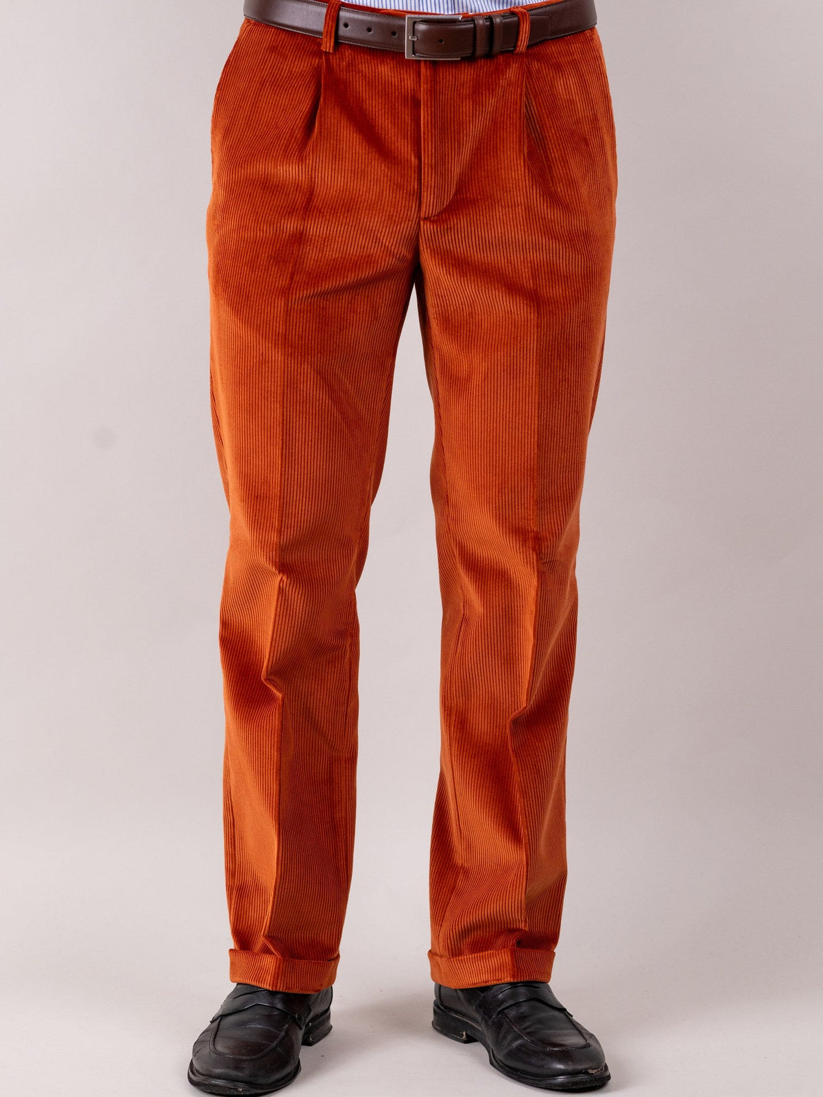 Pantaloni in velluto a coste Brisbane Moss Cinnamon cotone marrone cannella, vista frontale — John Crocket