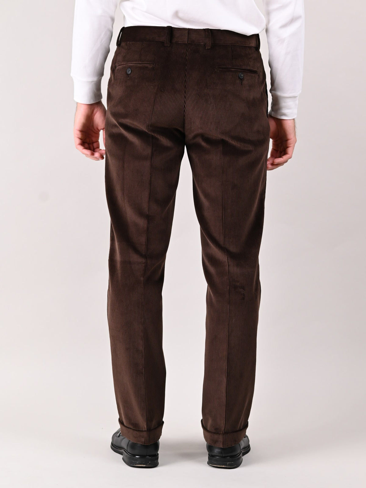Pantalon en velours côtelé Brisbane Moss Dark Brown en coton marron foncé, vue de dos — John Crocket