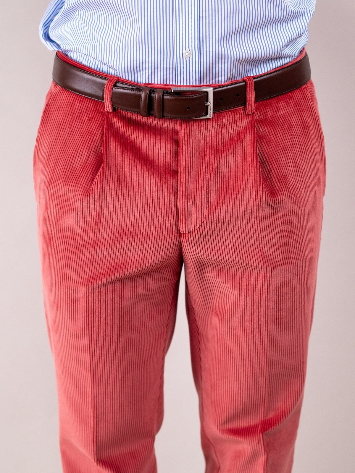 Pantaloni in velluto a coste Brisbane Moss Pink cotone rosa, dettaglio della pince — John Crocket