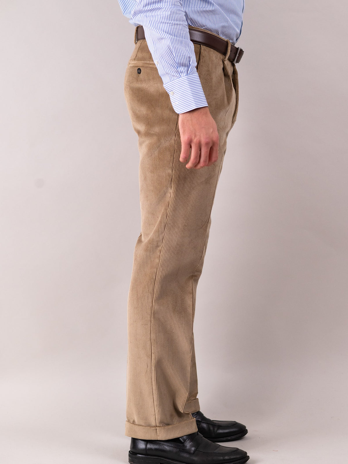 Ribbroek Brisbane Moss Light Drab van katoen in grijsbeige, zijaanzicht — John Crocket