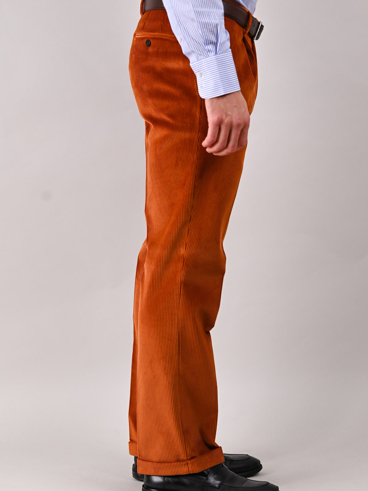 Pantaloni in velluto a coste Brisbane Moss Cinnamon cotone marrone cannella, vista laterale — John Crocket
