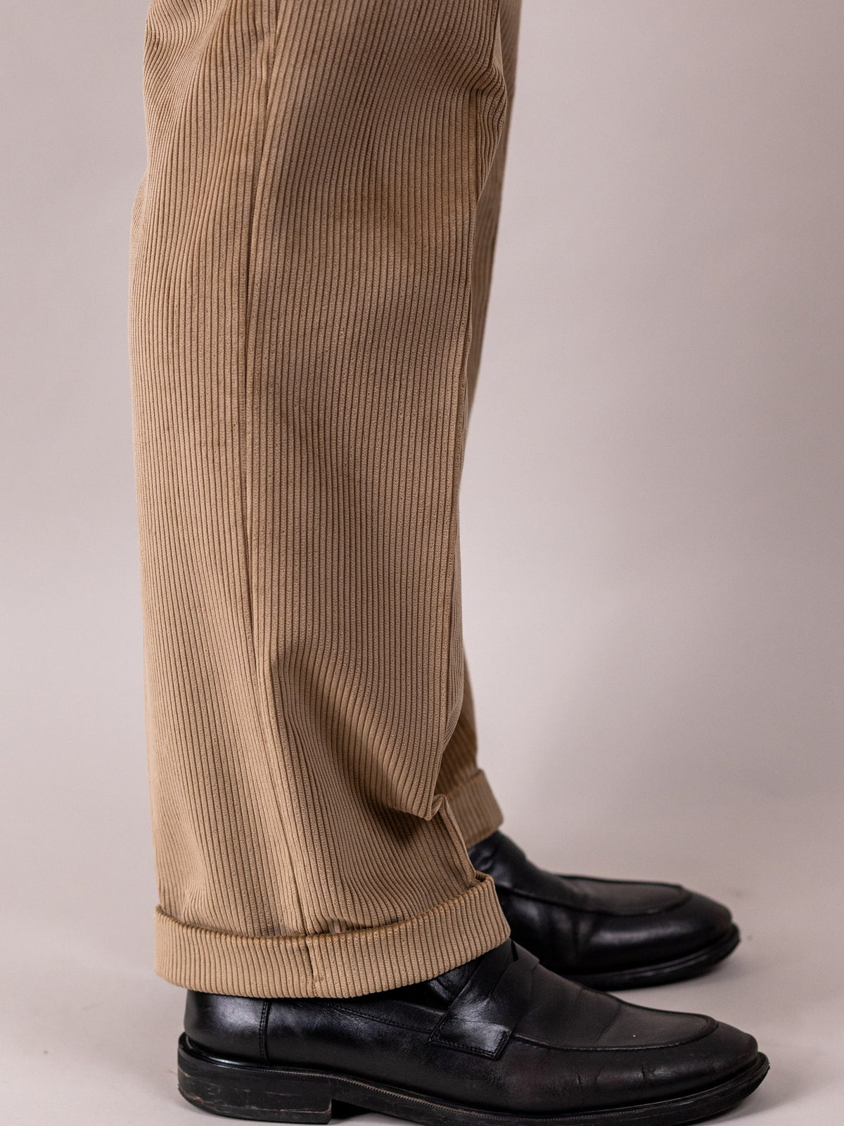 Ribbroek Brisbane Moss Light Drab van katoen in grijsbeige, detail van de omslag — John Crocket