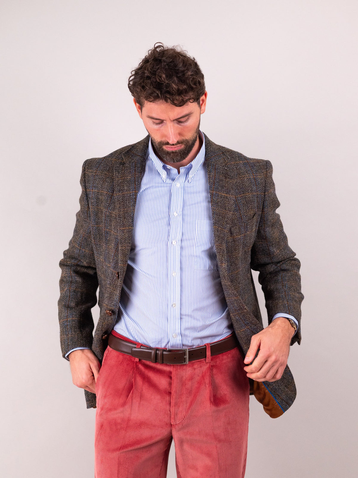 Pantaloni in velluto a coste Brisbane Moss Pink cotone rosa, indossati dal modello — John Crocket