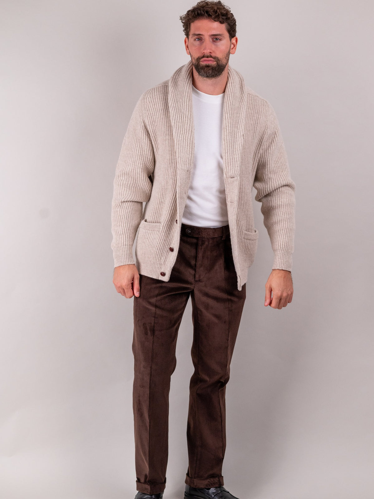 Pantalon en velours côtelé Brisbane Moss Dark Brown en coton marron foncé, porté par un mannequin — John Crocket