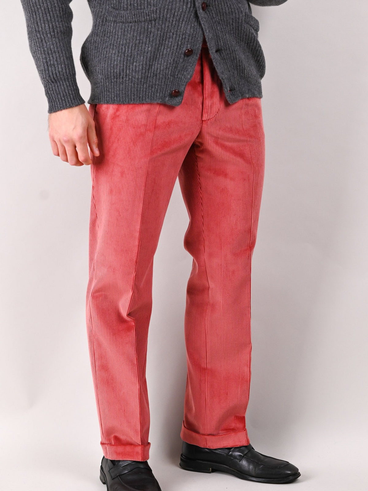 Pantaloni in velluto a coste Brisbane Moss Pink cotone rosa, abbinati a un cardigan — John Crocket