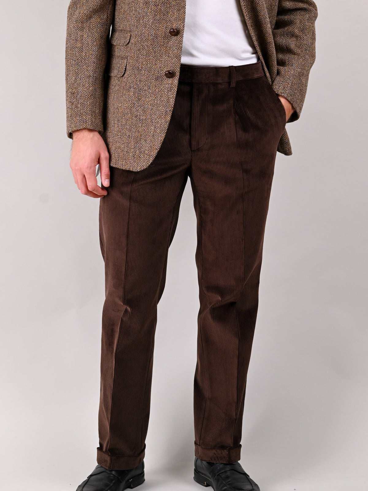 Pantalon en velours côtelé Brisbane Moss Dark Brown en coton marron foncé, associé à une veste en tweed — John Crocket