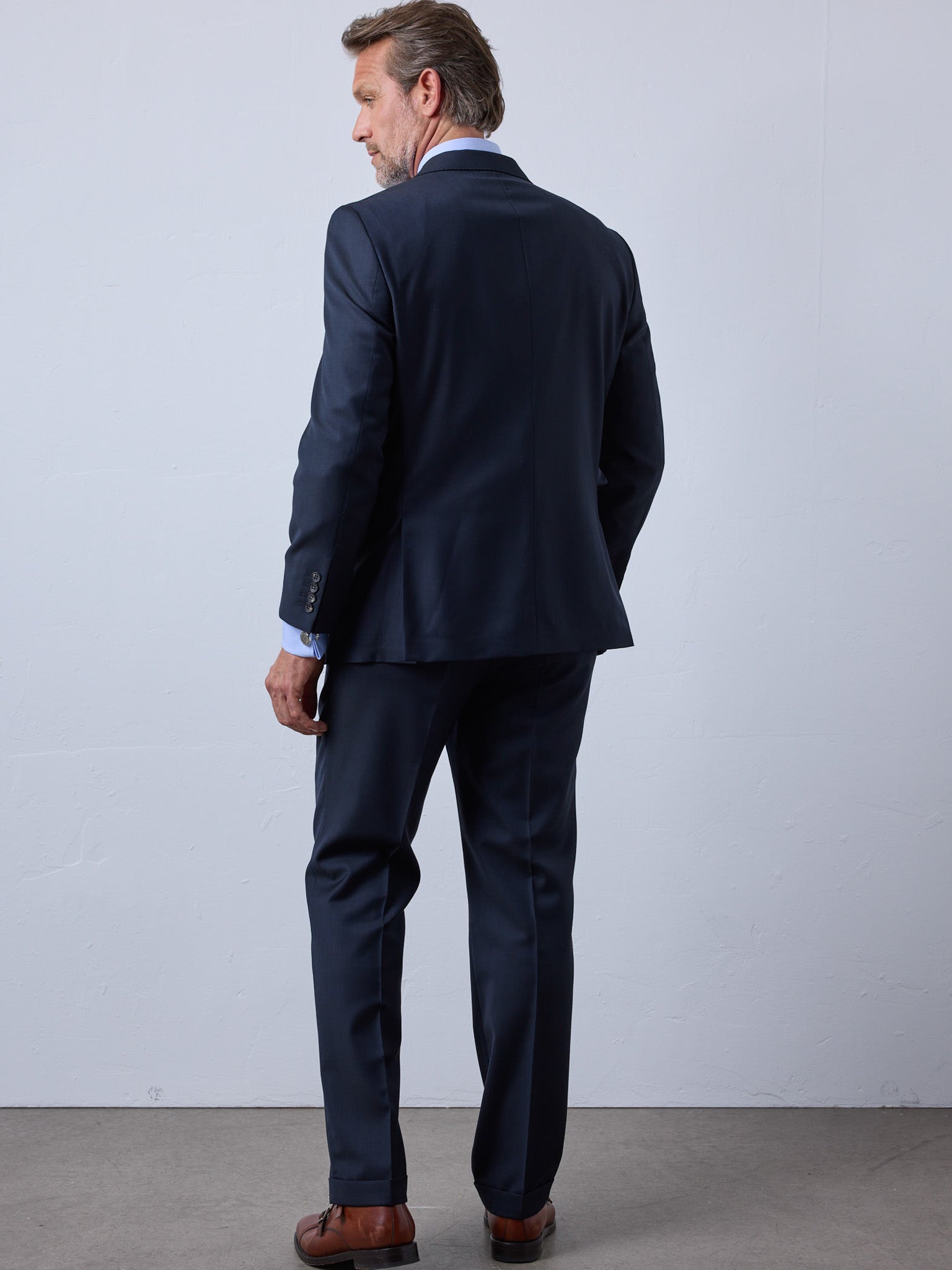 Classic suit with 3-button jacket in dark blue