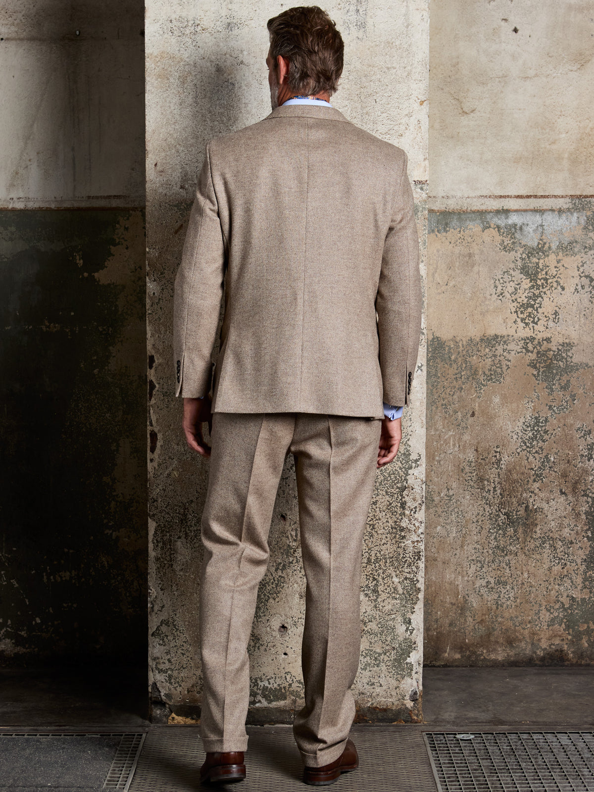 Tweed-Anzug Fischgrät Moon Tweed Oatmeal Rückansicht am Model, Sakko und Hose — John Crocket