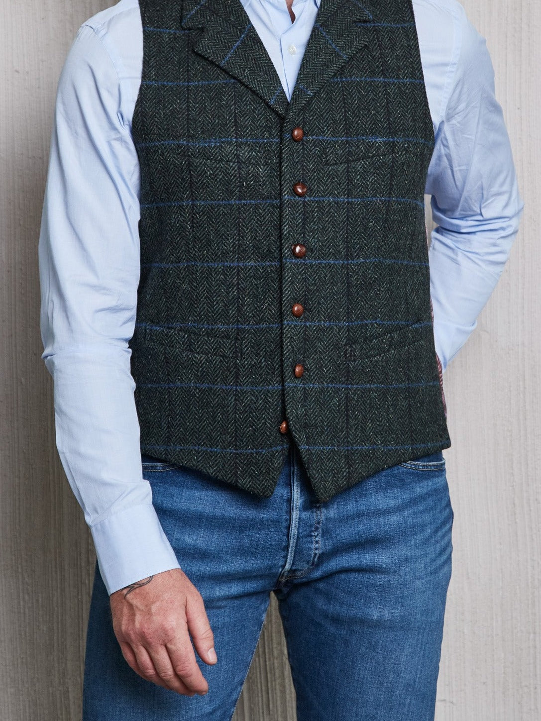 Gilet in Lovat Tweed verde bosco vista posteriore — John Crocket