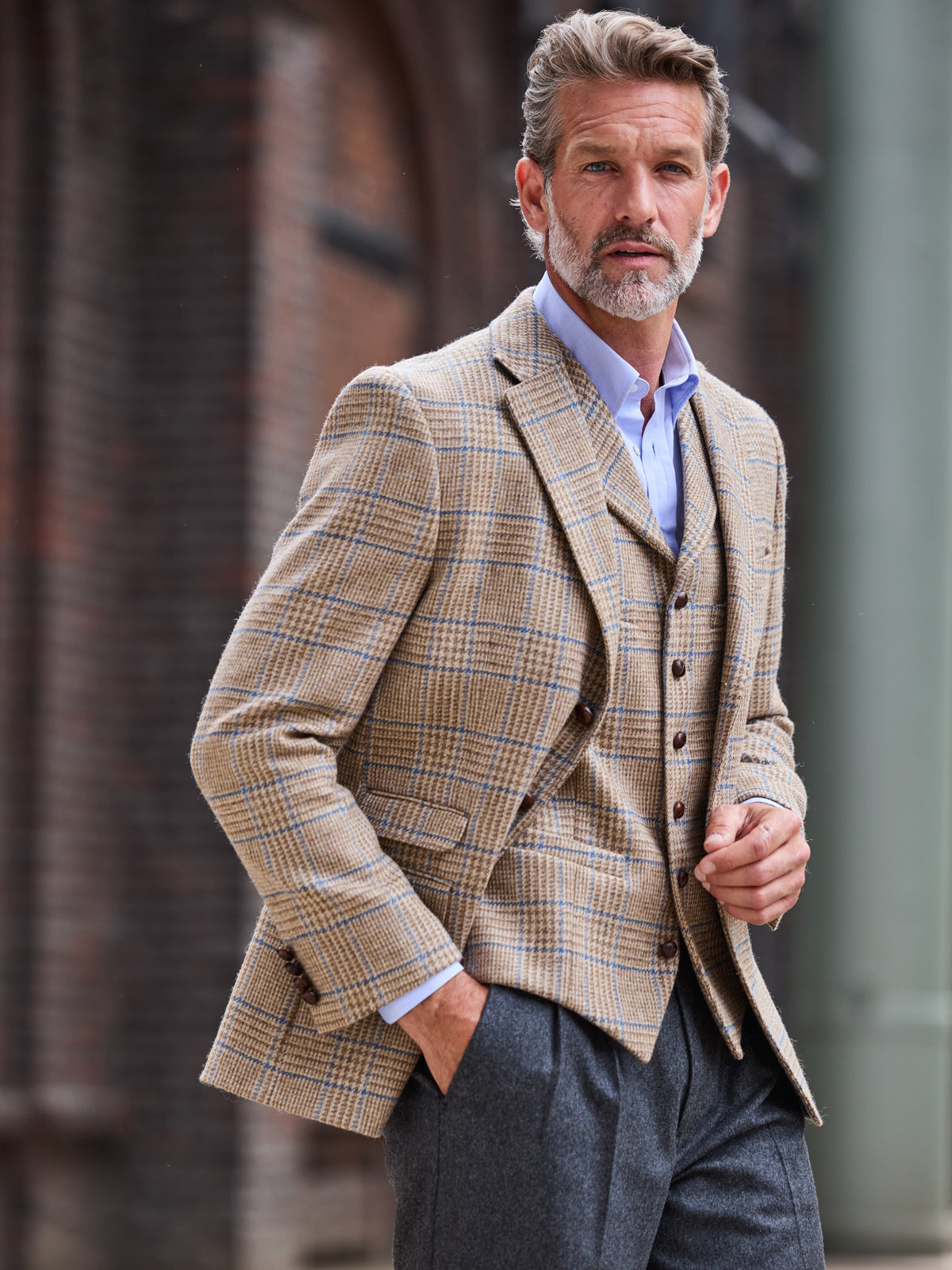 Tweed-Sakko Prince-of-Wales-Karo Magee Tweed Sand Frontalansicht am Model über der Weste — John Crocket
