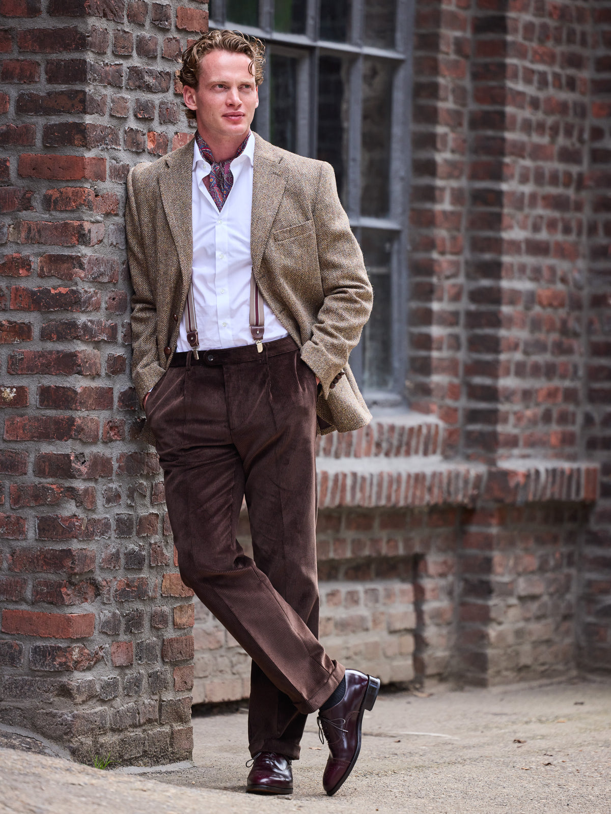 Tweed-Sakko Fischgrät Harris Tweed Green and Fawn Ganzkörperansicht am Model mit Hosenträgern — John Crocket