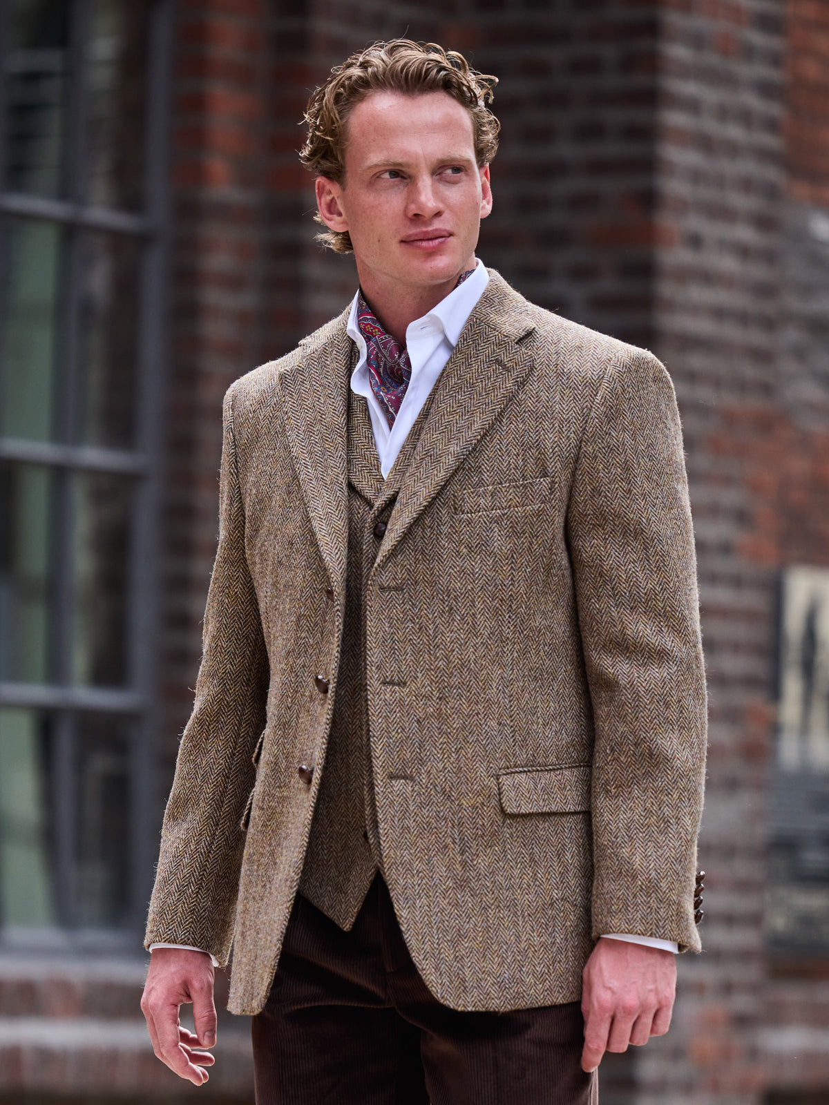 Tweed-Sakko Fischgrät Harris Tweed Green and Fawn Frontalansicht am Model über der Weste — John Crocket