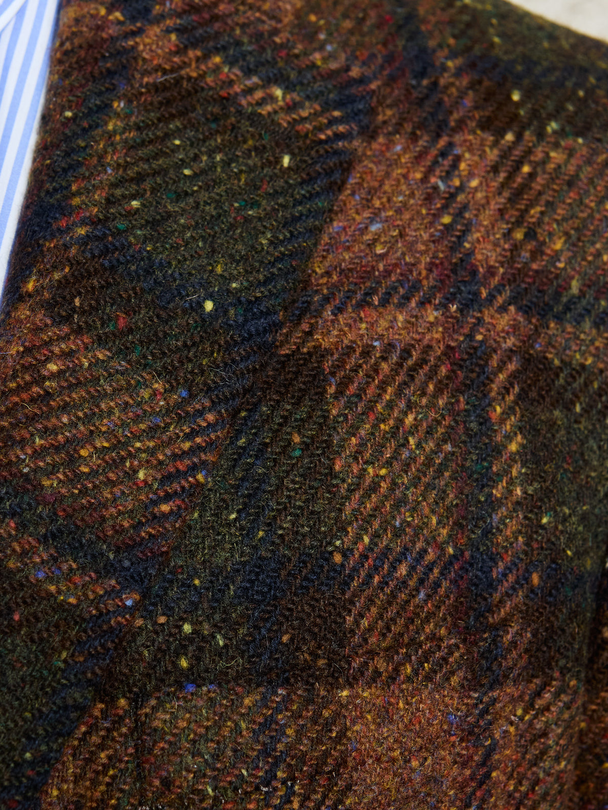 Tweed-Sakko großes Karo Magee Tweed Brown Green Stoffdetail mit Donegal-Sprenkeln — John Crocket